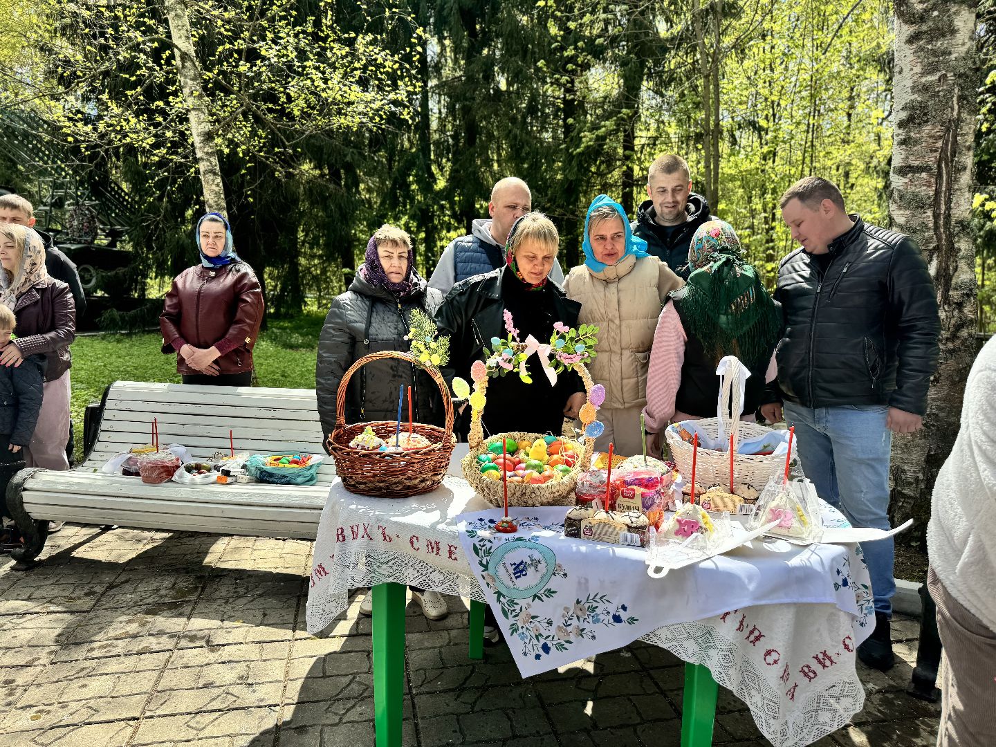 пасхальные яства, освящение куличей, отец александр, храм в наро-фоминске,