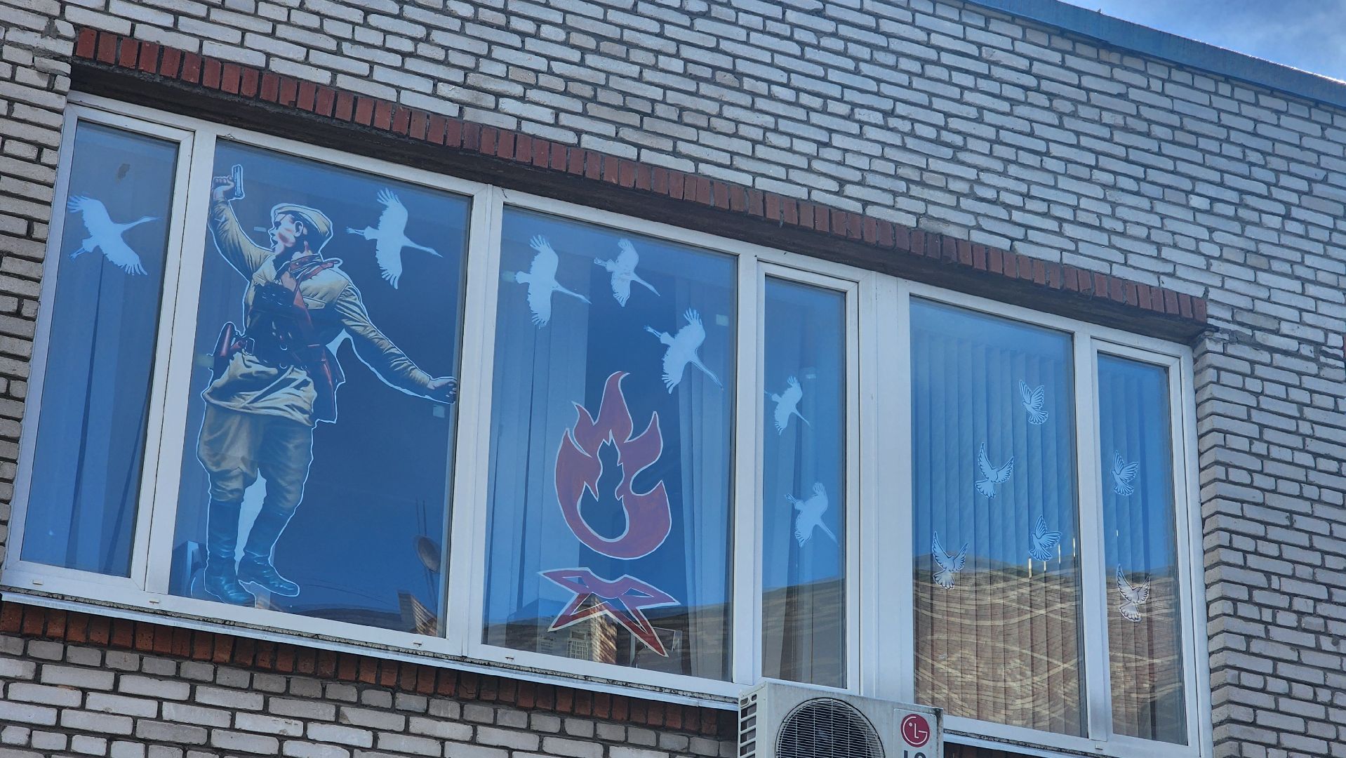 кашира, центральная библиотека, окна победы, 9 мая, день победы, георгиевская лента, голубь мира, жаравли, великая отечественная война,