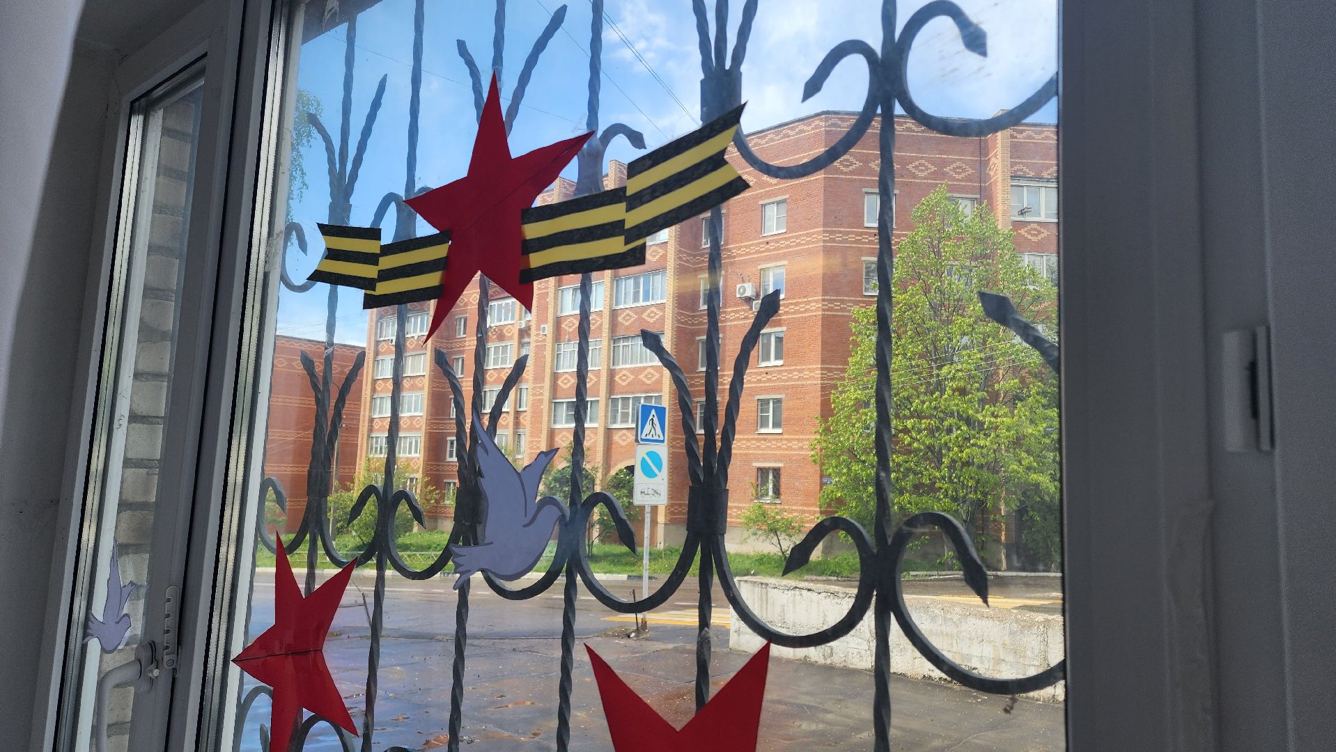 кашира, центральная библиотека, окна победы, 9 мая, день победы, георгиевская лента, голубь мира, жаравли, великая отечественная война,