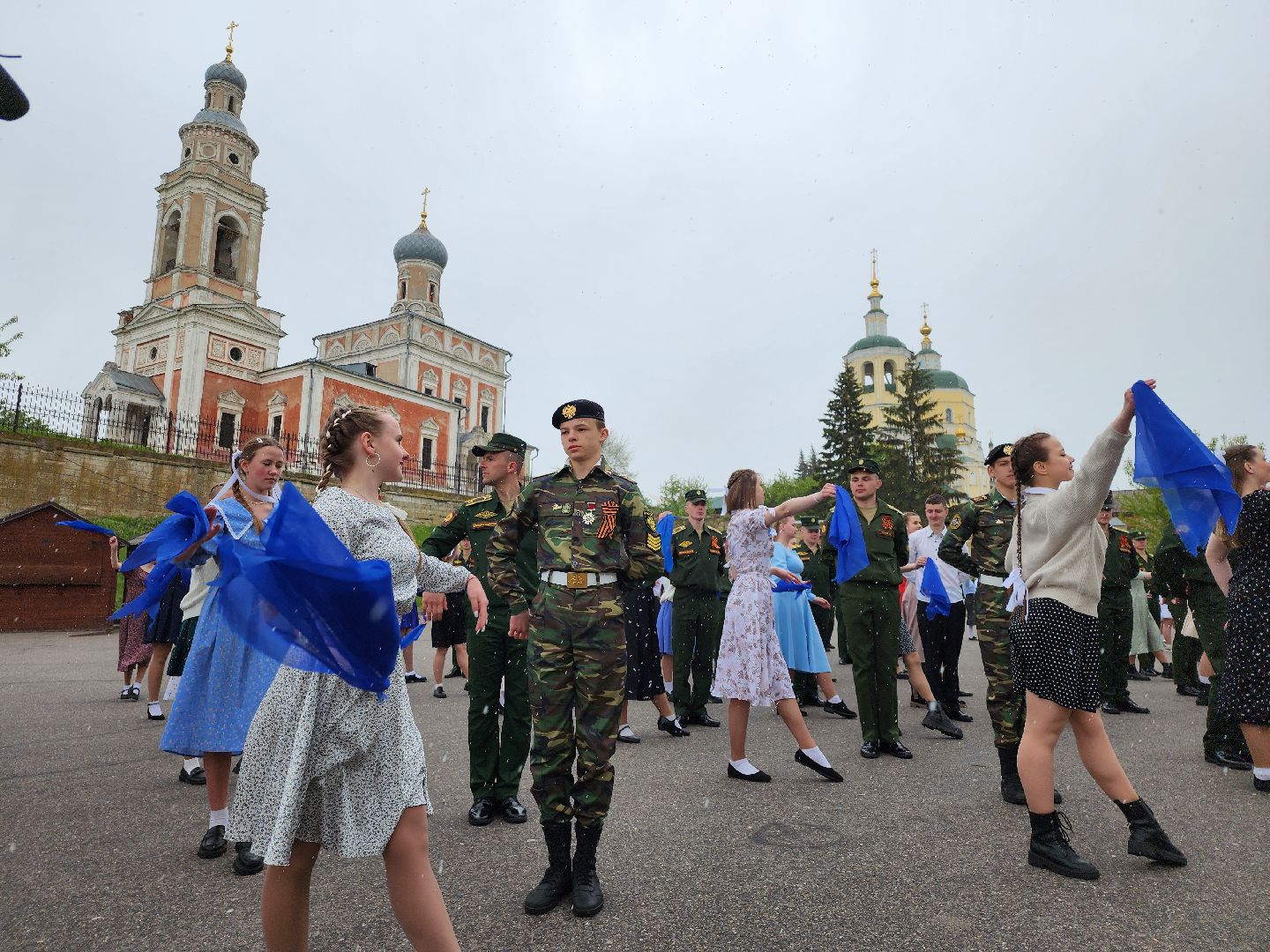 серпухов, подмосковье, день победы, акция синий платочек, 9 мая, великая отечественная война, акции,