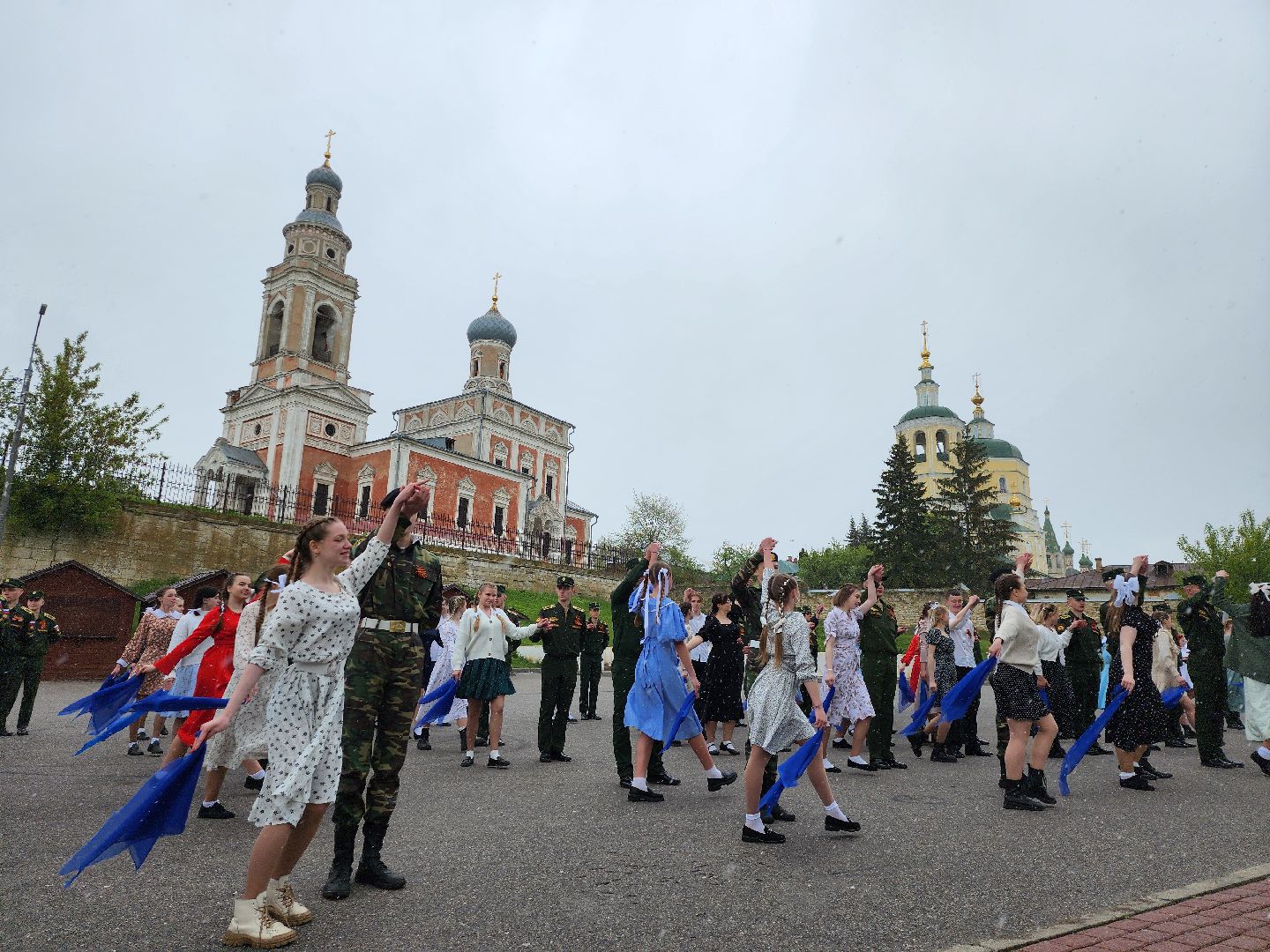 серпухов, подмосковье, день победы, акция синий платочек, 9 мая, великая отечественная война, акции,