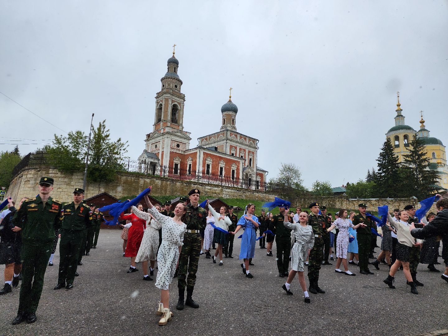 серпухов, подмосковье, день победы, акция синий платочек, 9 мая, великая отечественная война, акции,