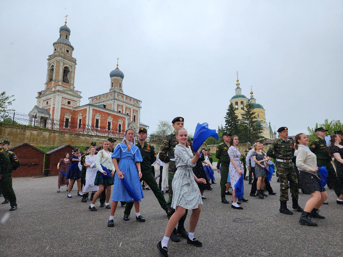 серпухов, подмосковье, день победы, акция синий платочек, 9 мая, великая отечественная война, акции,