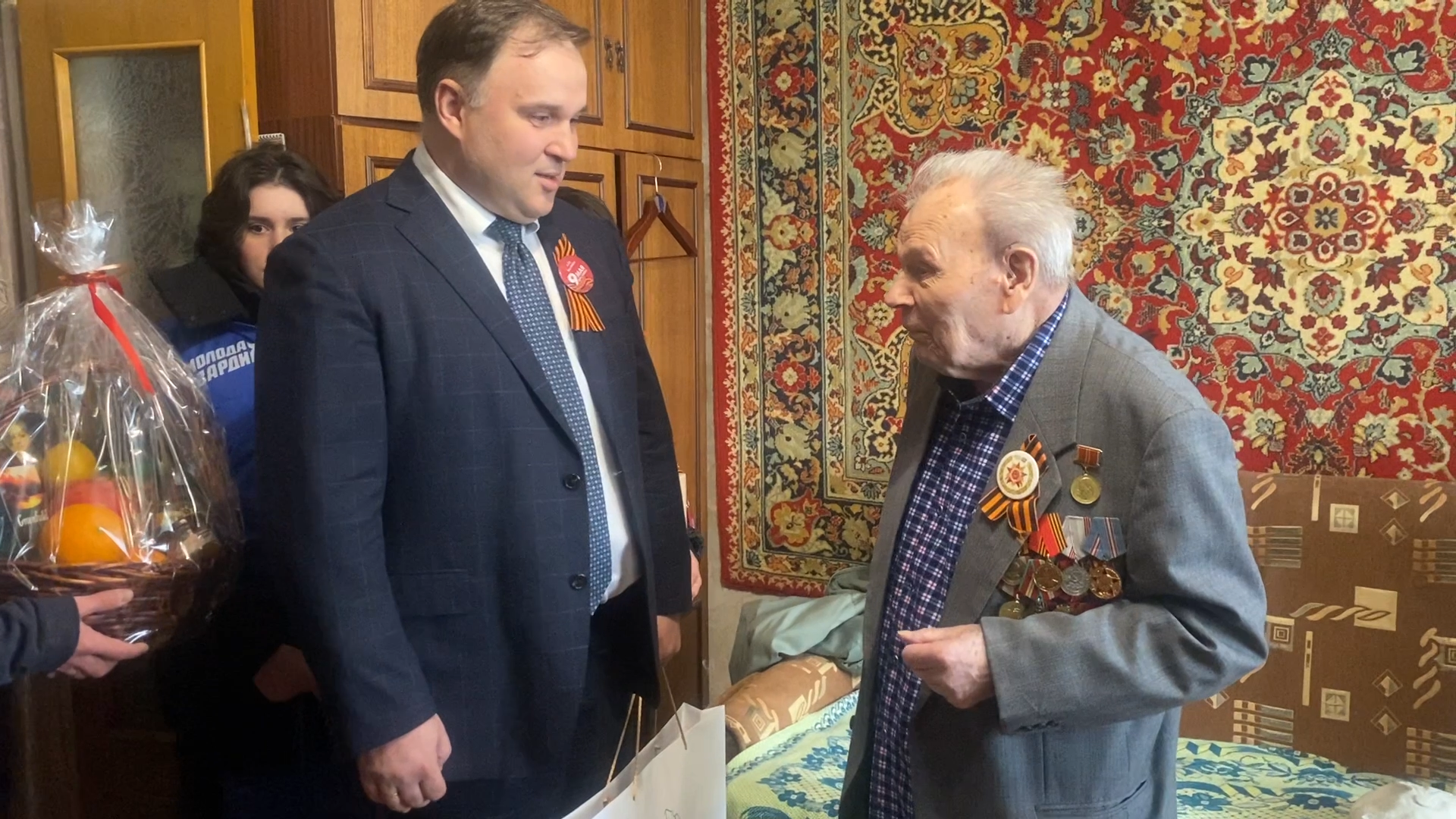 день победы во власихе, 9 мая день победы, концерт под окнами ветерана, волонтеры власихи, участник вов,