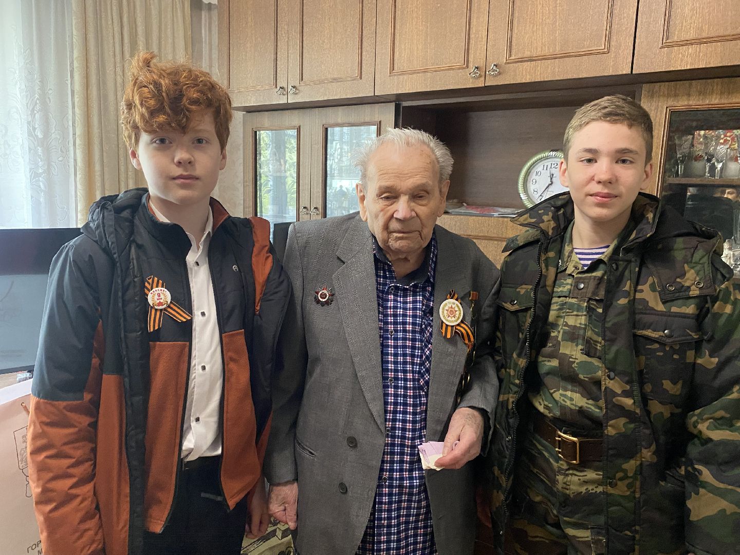 день победы во власихе, 9 мая день победы, концерт под окнами ветерана, волонтеры власихи, участник вов,