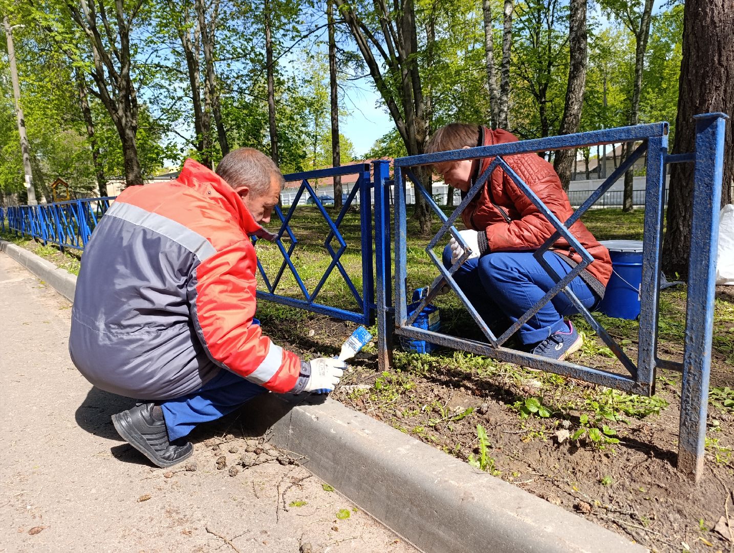 Бронницы, Благоустройство, Красят детскую площадку,