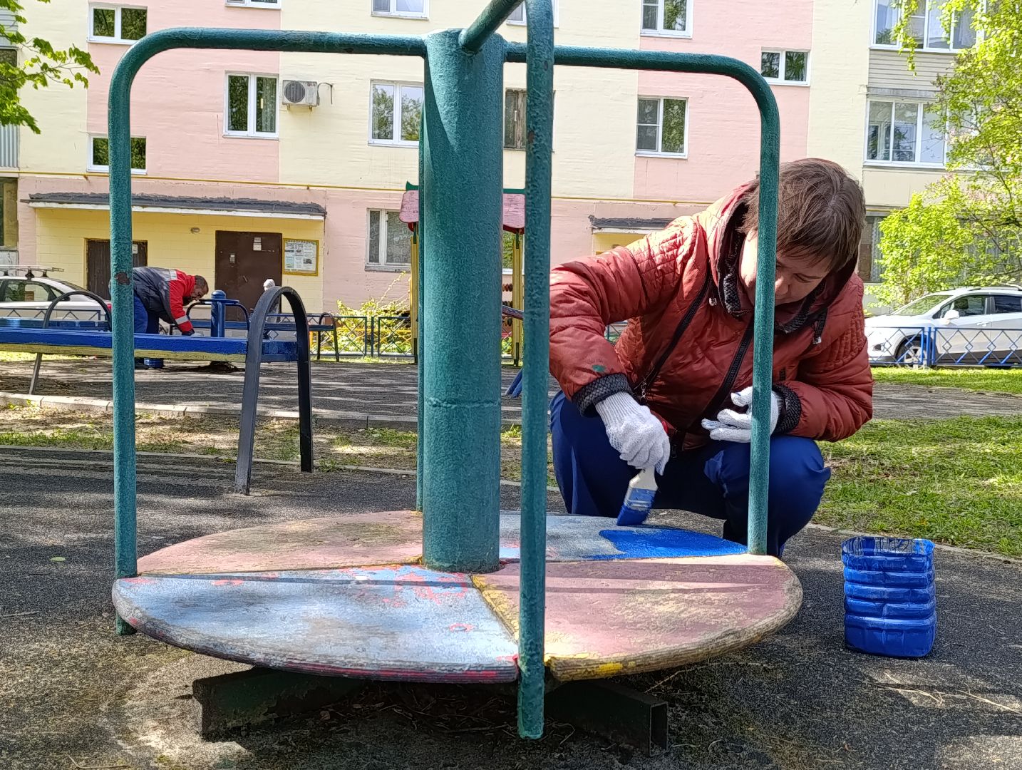 Бронницы, Благоустройство, Красят детскую площадку,