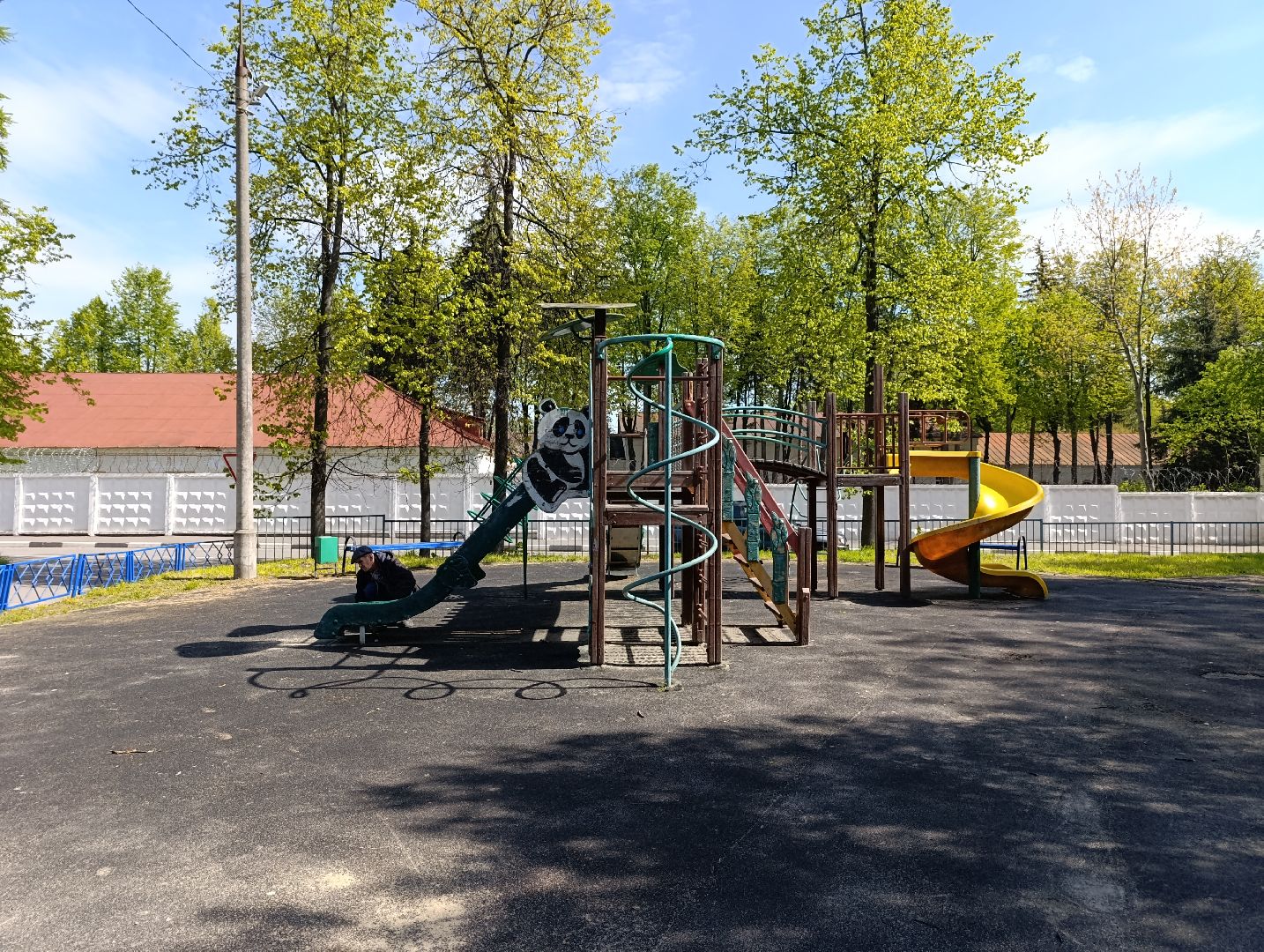 Бронницы, Благоустройство, Красят детскую площадку,