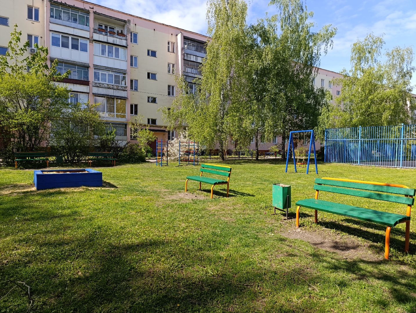 Бронницы, Благоустройство, Красят детскую площадку,