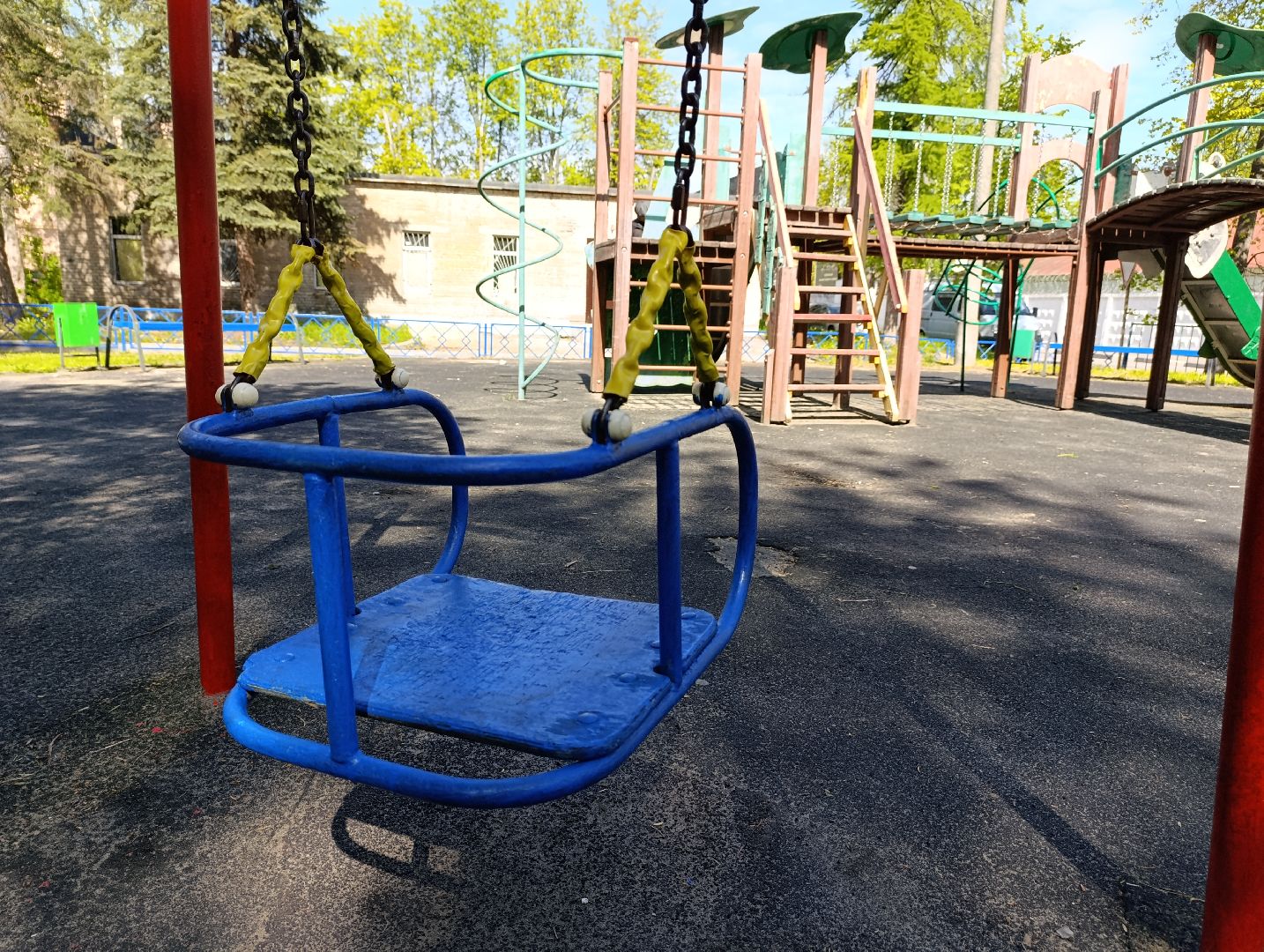 Бронницы, Благоустройство, Красят детскую площадку,