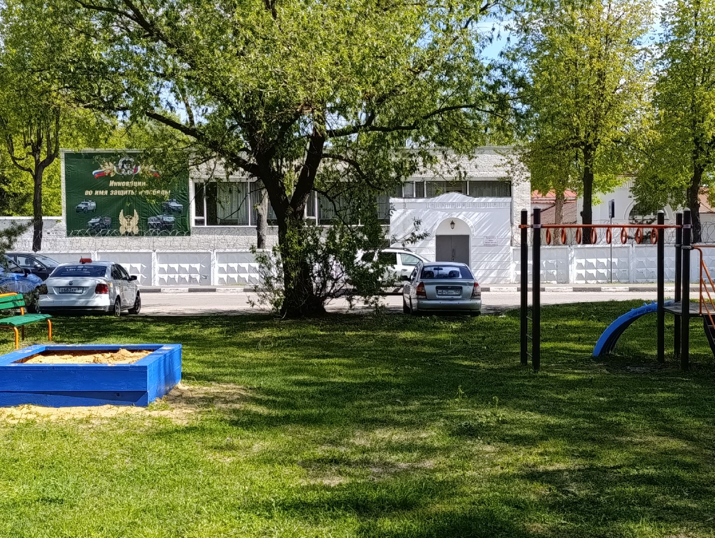 Бронницы, Благоустройство, Красят детскую площадку,