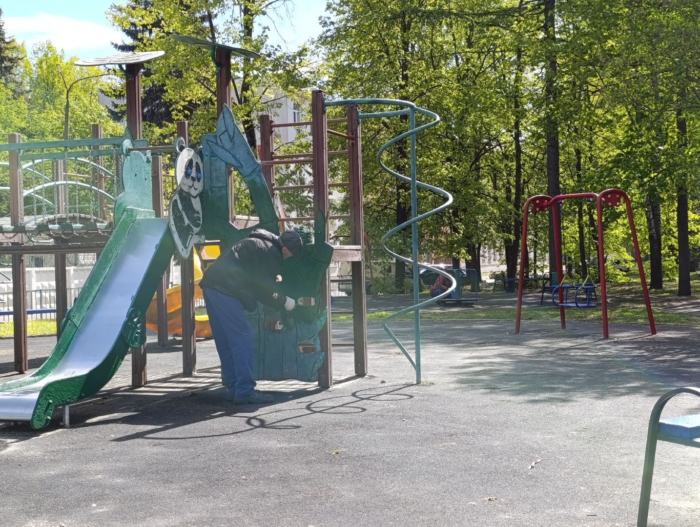 Бронницы, Благоустройство, Красят детскую площадку,