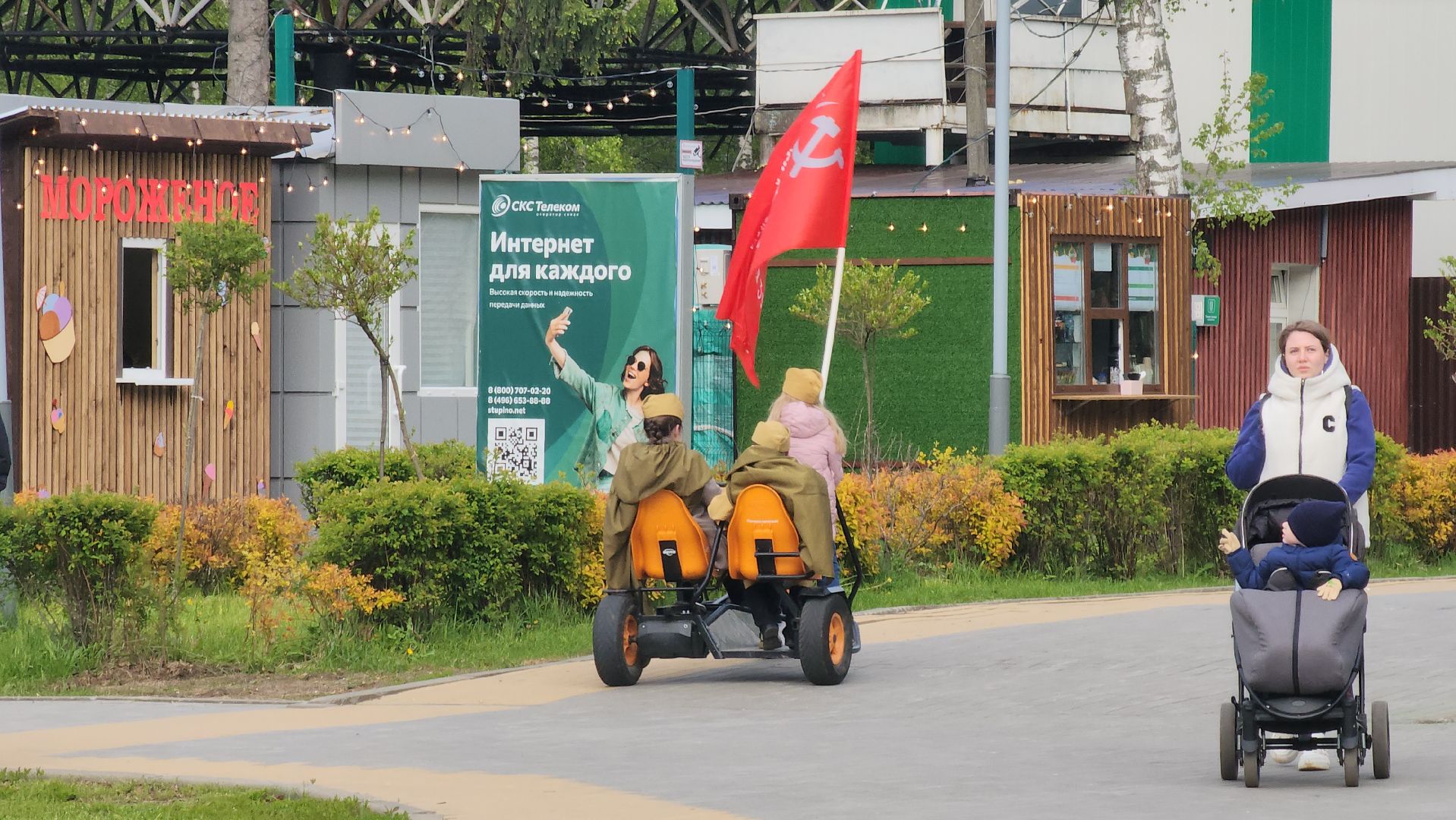 кашира, городской парк, день победы, 9 мая, надувная фигура, георгиевская лента, знамя победы,