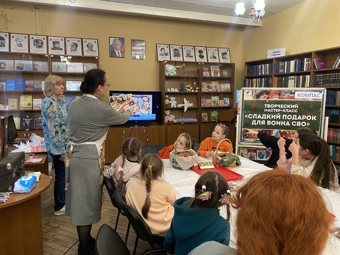 роспись пряников, пряник для бойцов, мбук компас власиха, библиотека Власиха, мастер-класс по росписи пряников,