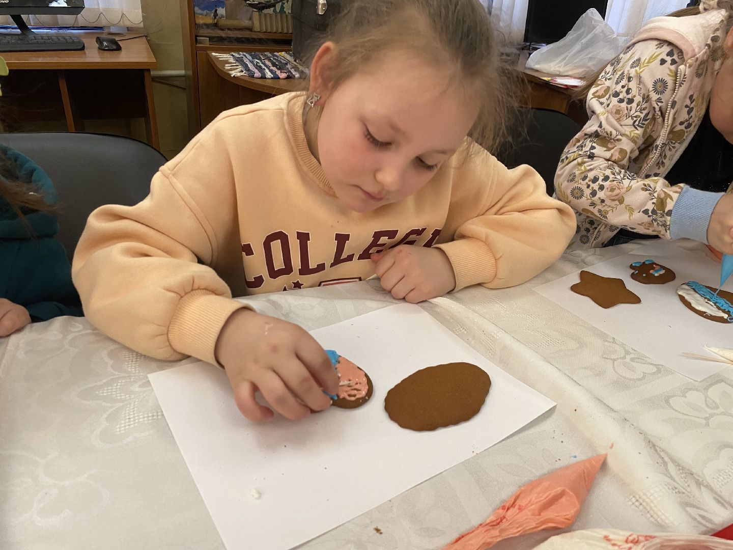 роспись пряников, пряник для бойцов, мбук компас власиха, библиотека Власиха, мастер-класс по росписи пряников,