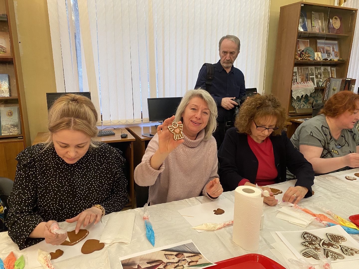 роспись пряников, пряник для бойцов, мбук компас власиха, библиотека Власиха, мастер-класс по росписи пряников,