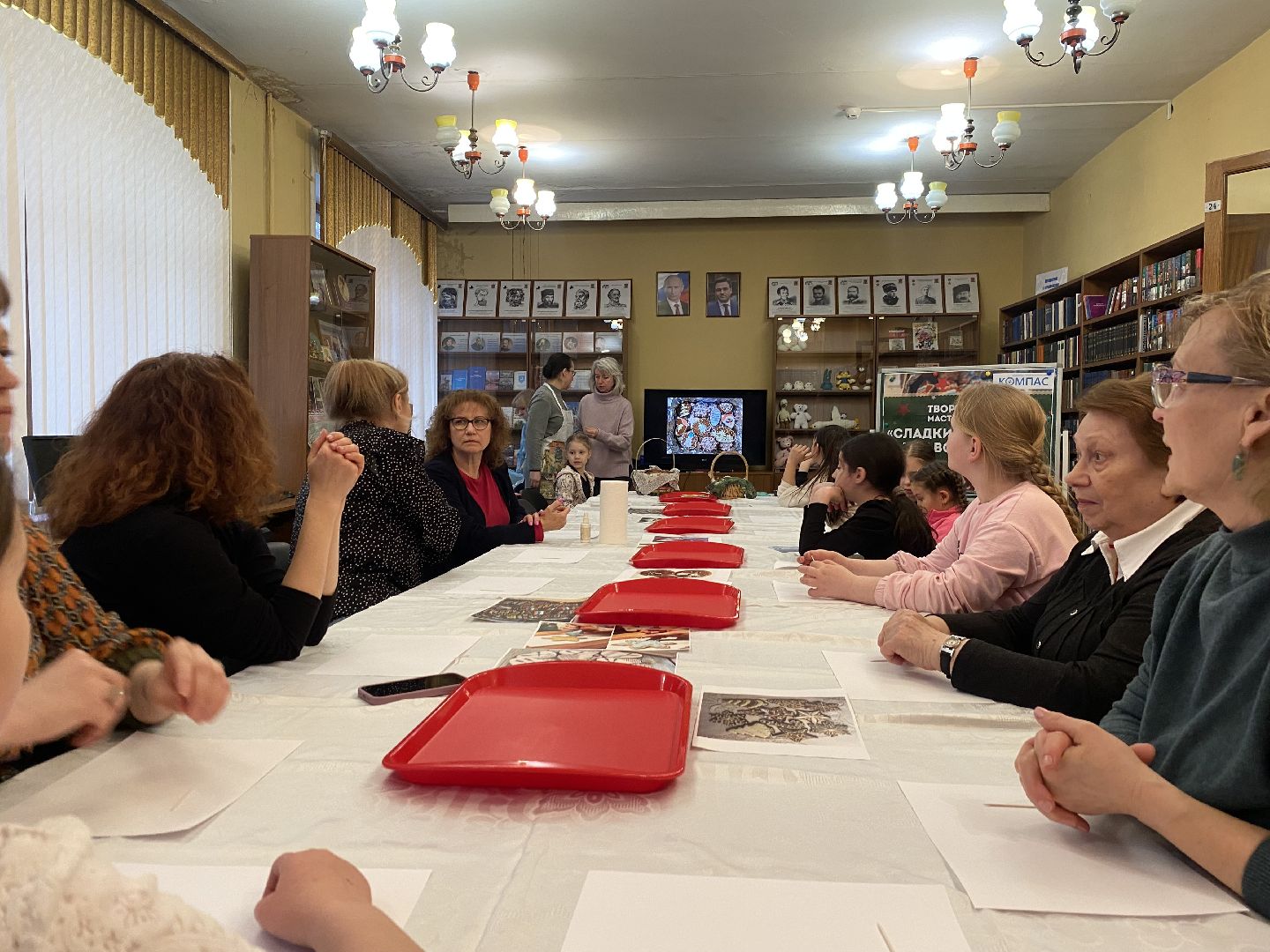 роспись пряников, пряник для бойцов, мбук компас власиха, библиотека Власиха, мастер-класс по росписи пряников,