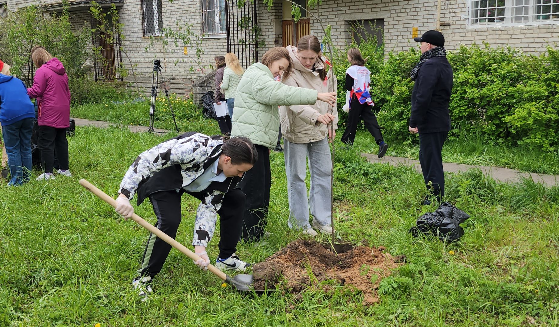 серпухов, поселок большевик, аллея памяти, день победы, юноармейцы, школьники, депутат-эколог,