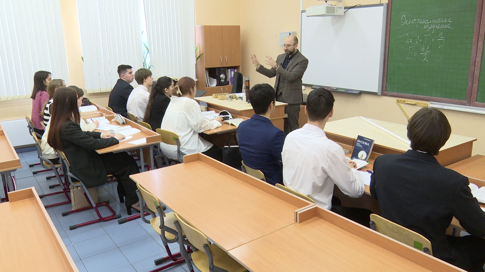 Реутов, образование, школы 10, учитель года, физика, Юрий Уробушкин,