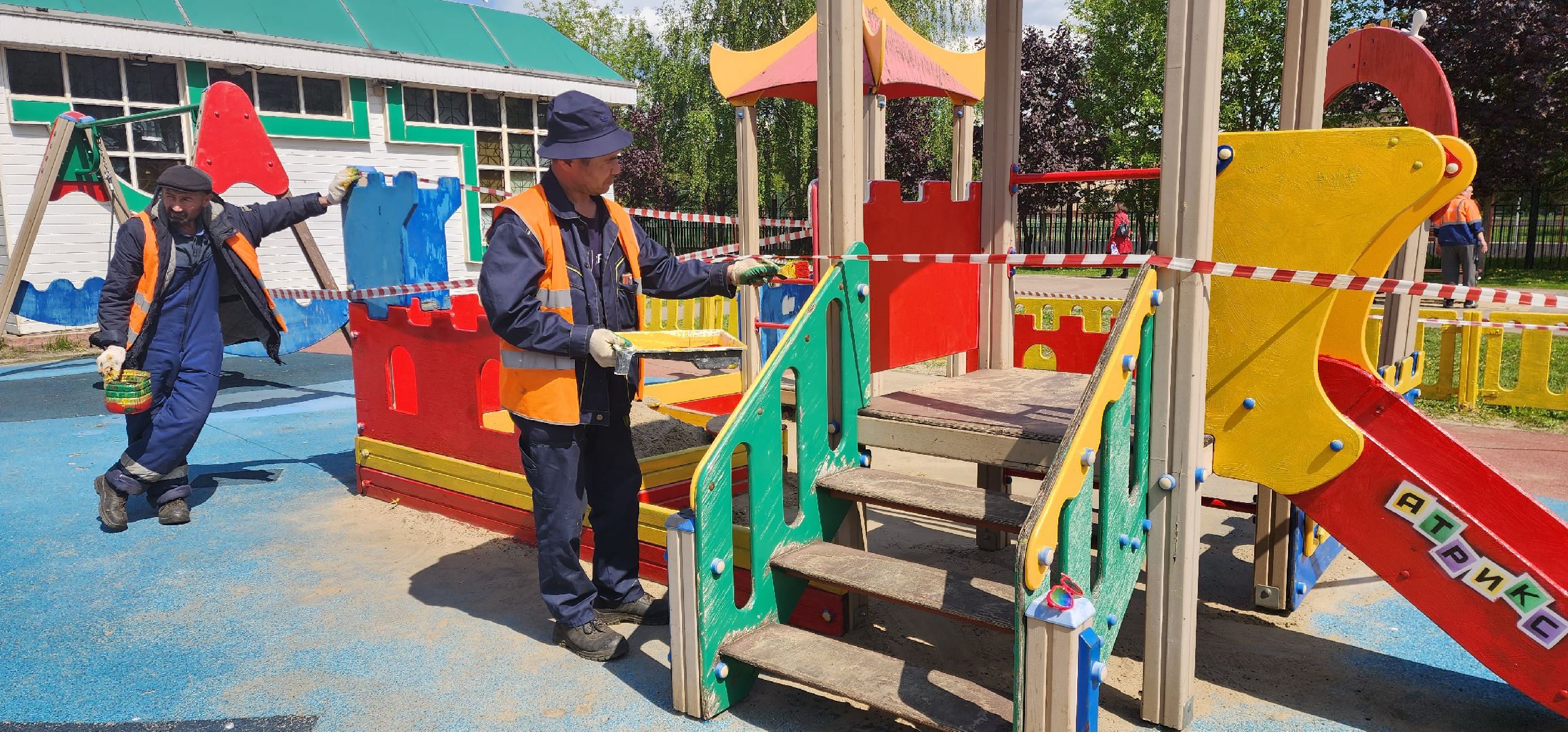 раменское, жкх и благоустройство, на улице Красноармейской в городе Раменское красят детскую площадку,
