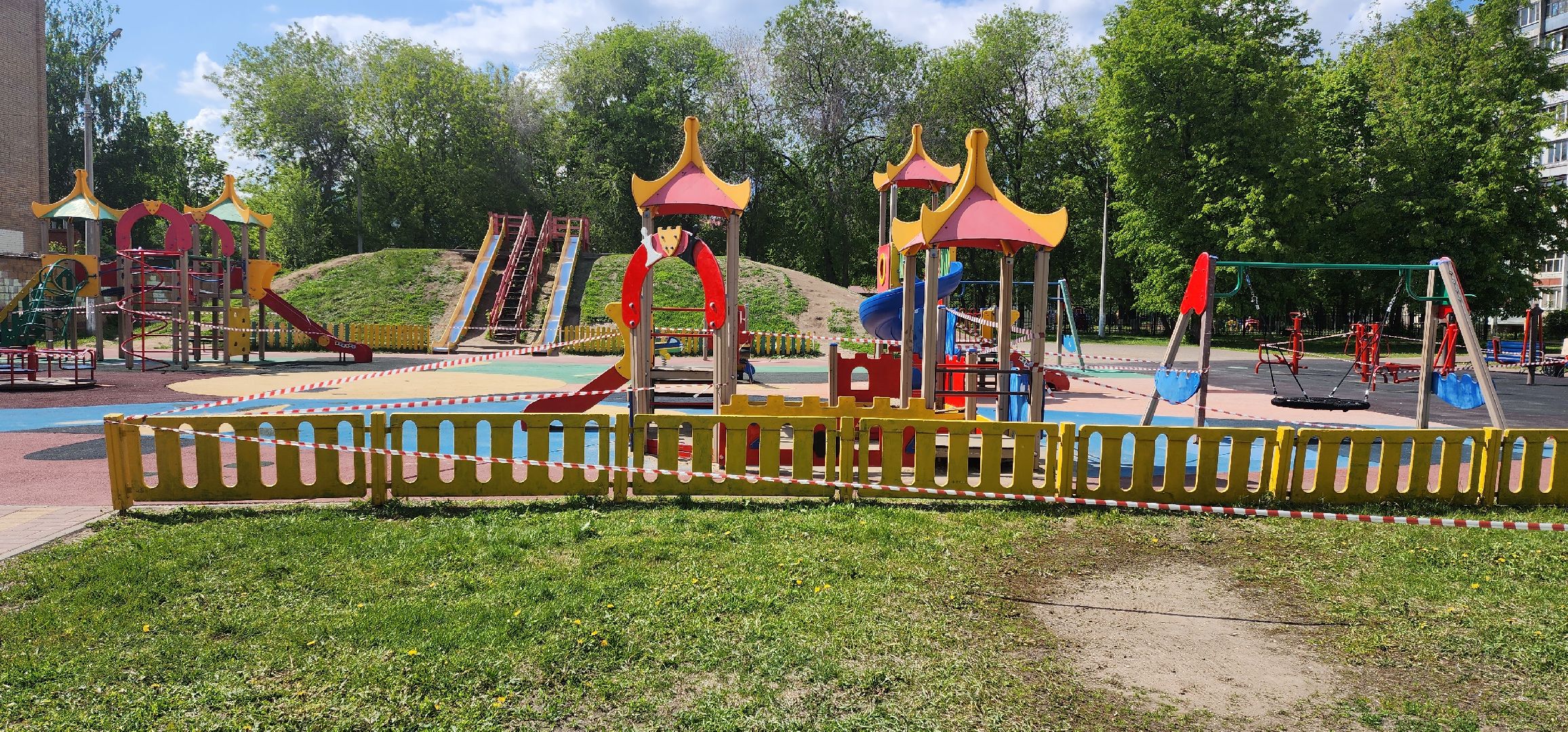 раменское, жкх и благоустройство, на улице Красноармейской в городе Раменское красят детскую площадку,