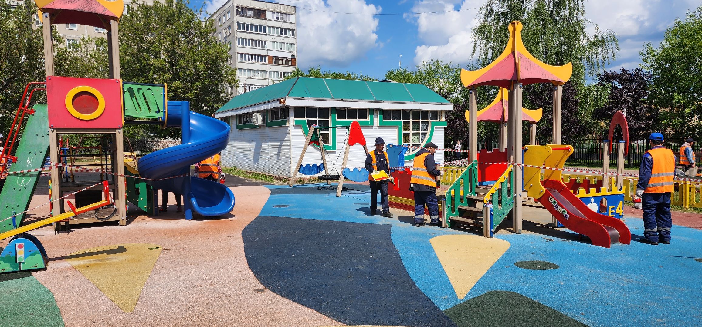 раменское, жкх и благоустройство, на улице Красноармейской в городе Раменское красят детскую площадку,