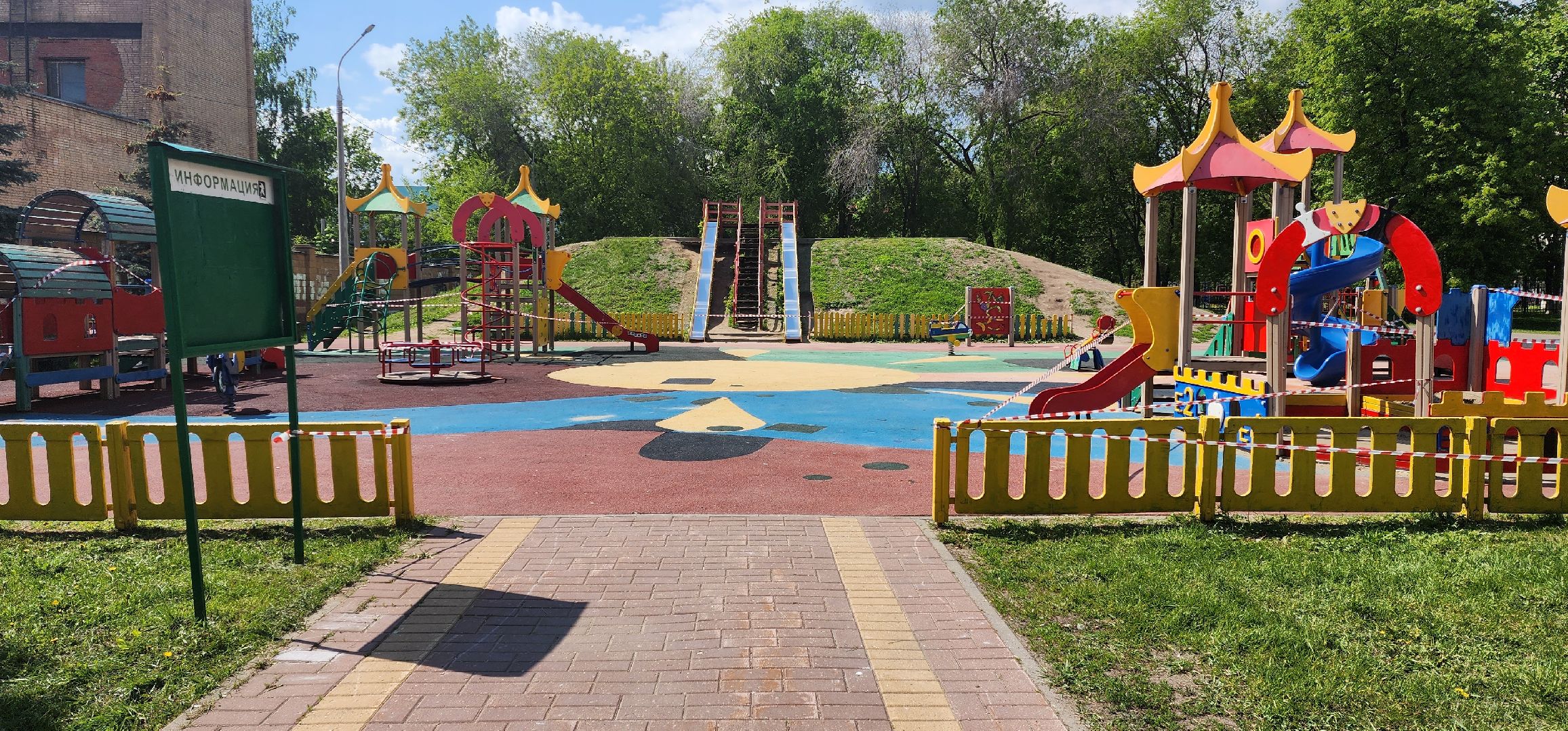 раменское, жкх и благоустройство, на улице Красноармейской в городе Раменское красят детскую площадку,