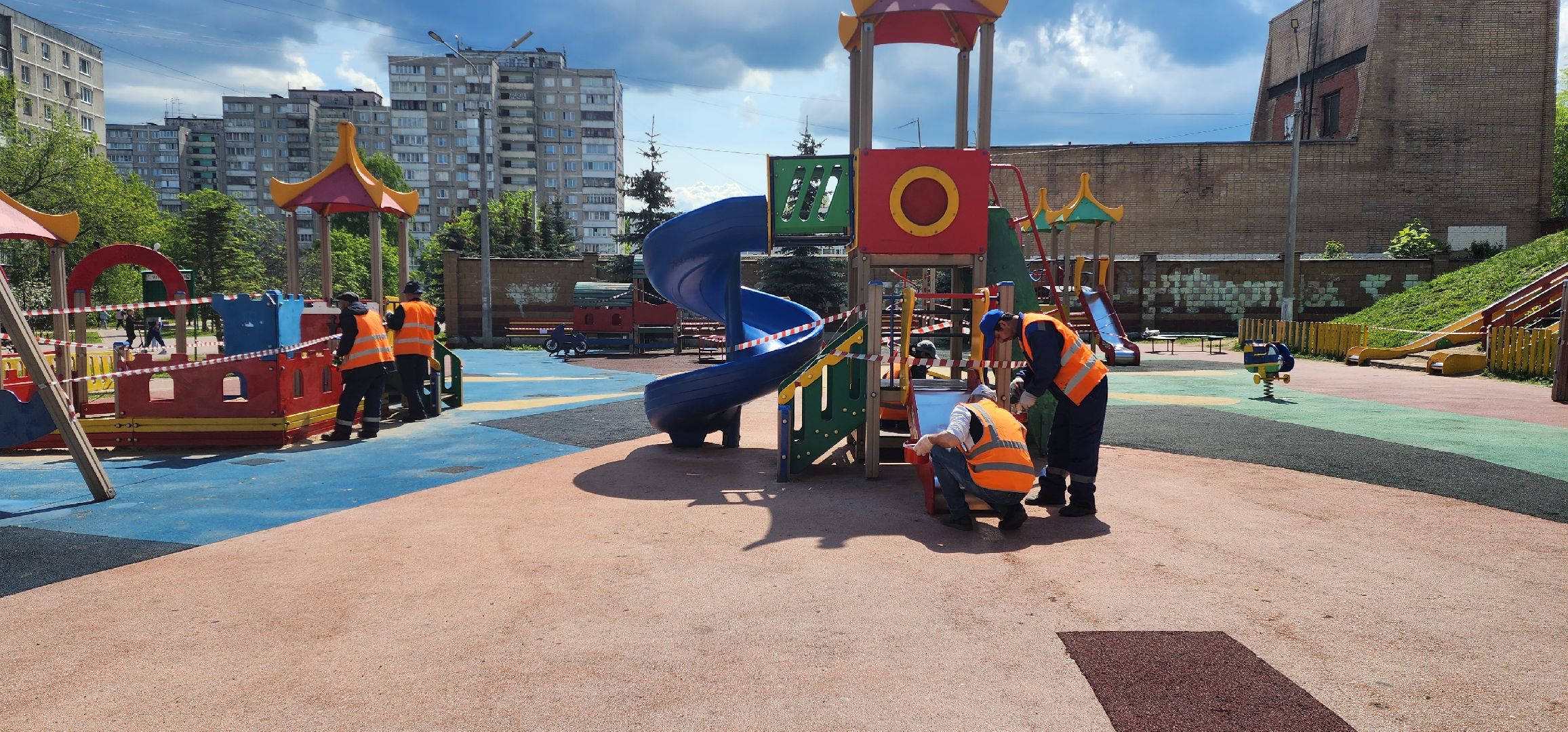раменское, жкх и благоустройство, на улице Красноармейской в городе Раменское красят детскую площадку,