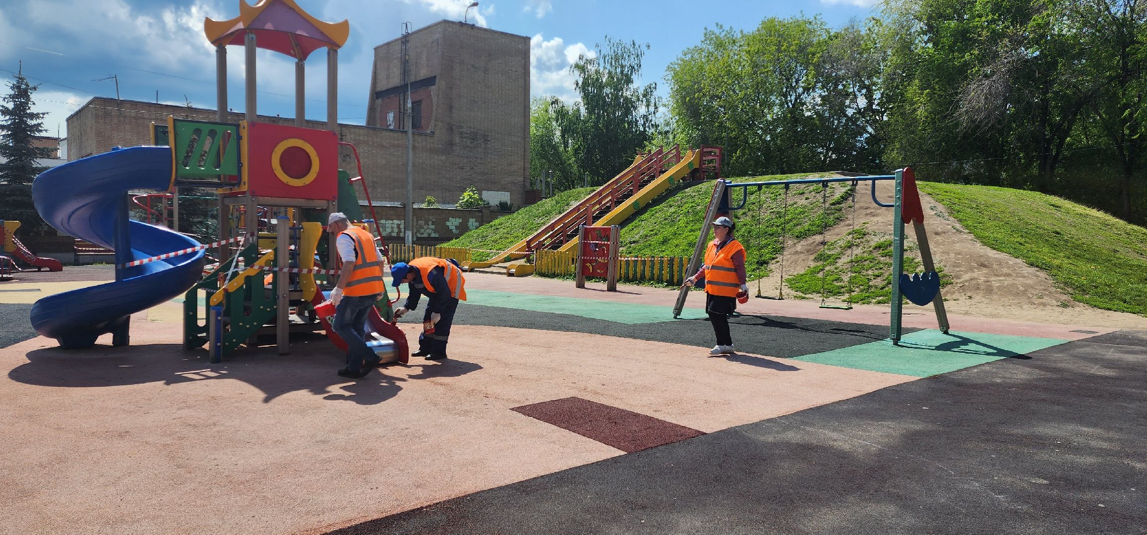 раменское, жкх и благоустройство, на улице Красноармейской в городе Раменское красят детскую площадку,