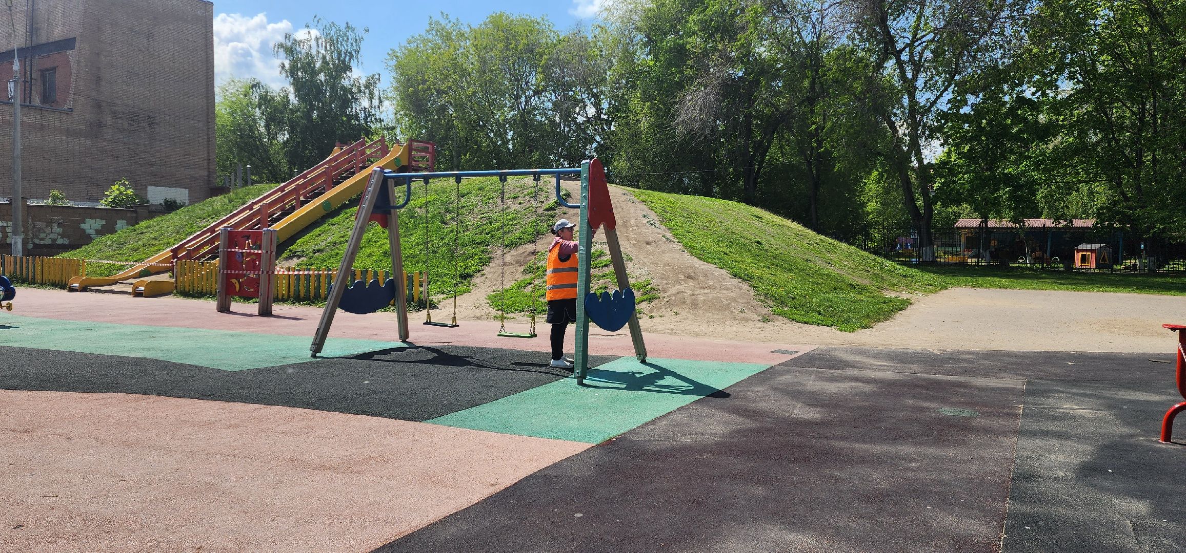 раменское, жкх и благоустройство, на улице Красноармейской в городе Раменское красят детскую площадку,