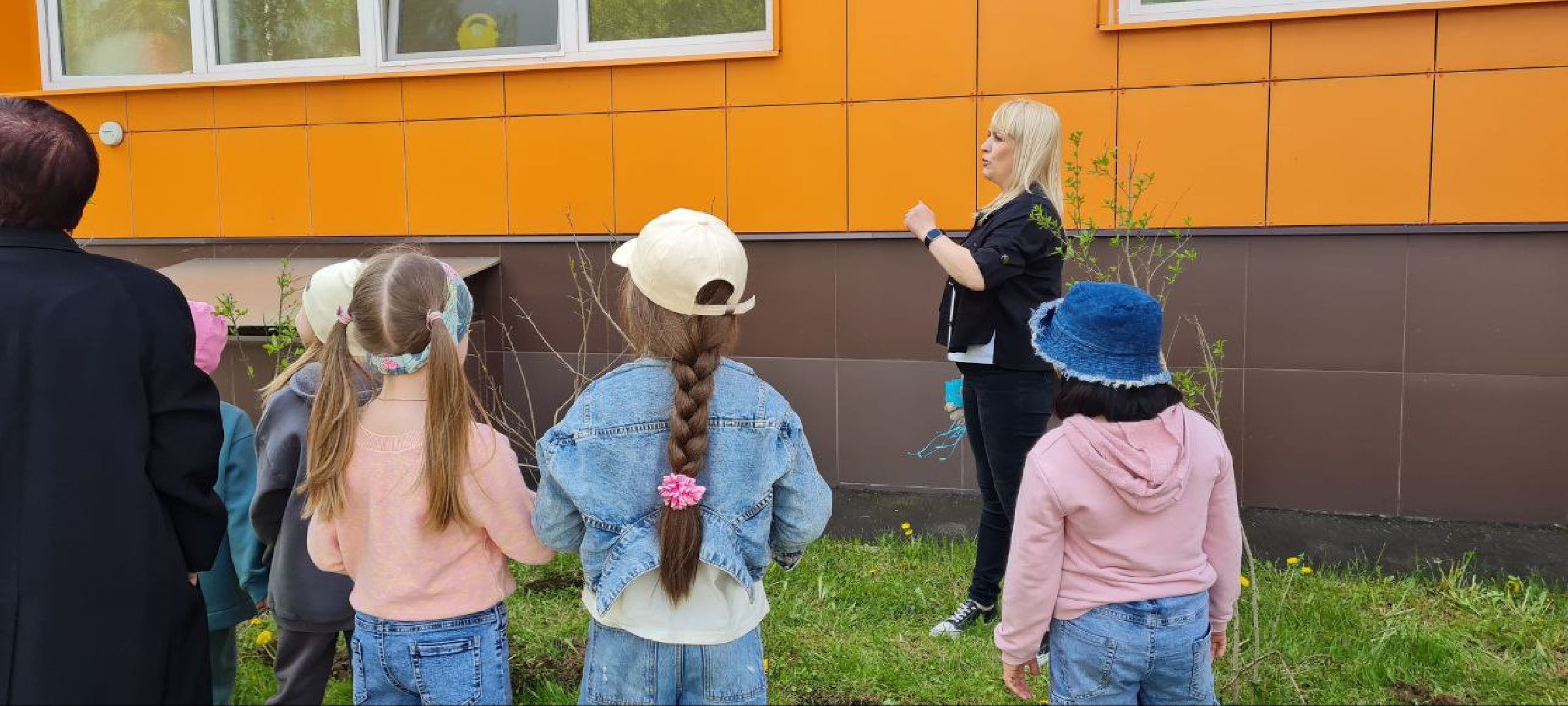 Реутов, образование, традиции, посадка кустарников, аллея выпускников,