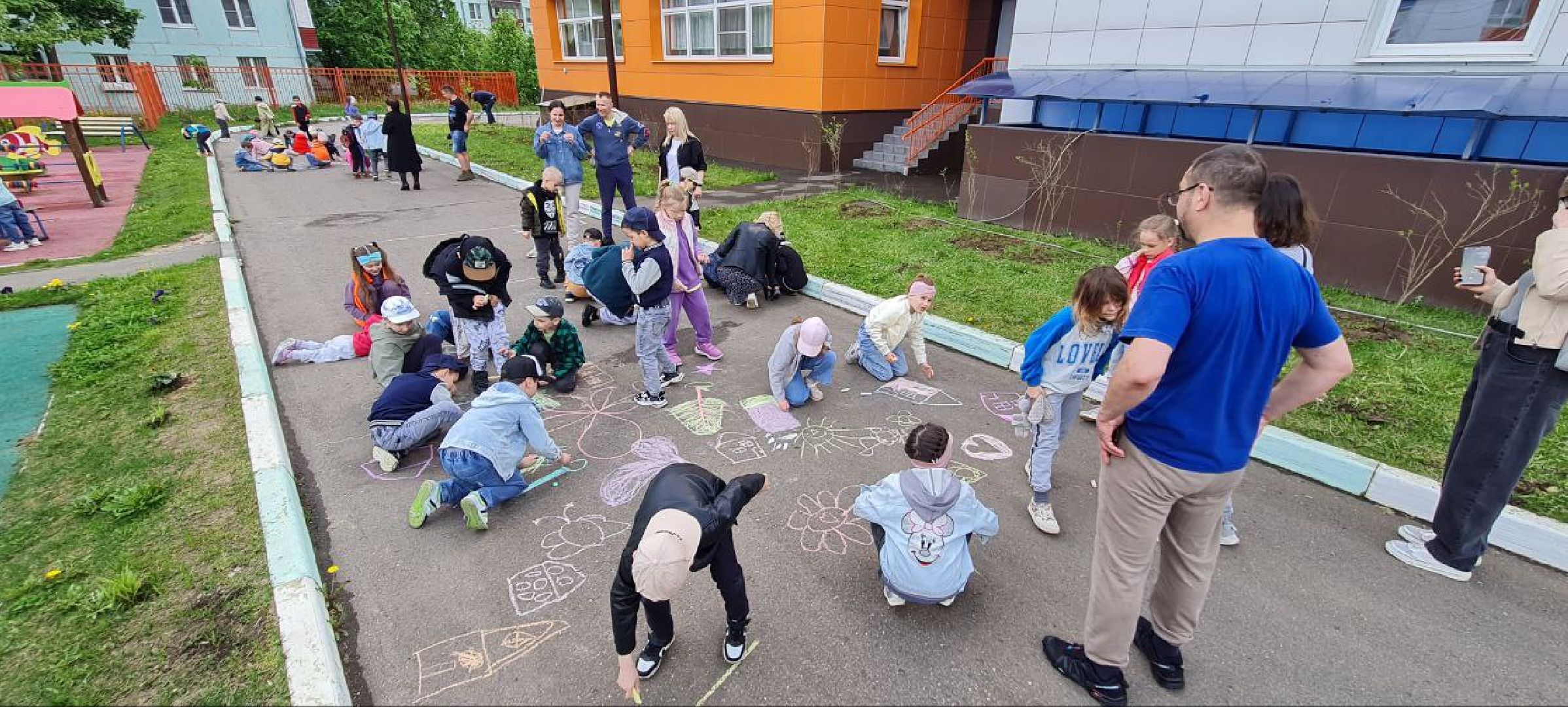 Реутов, образование, традиции, посадка кустарников, аллея выпускников,
