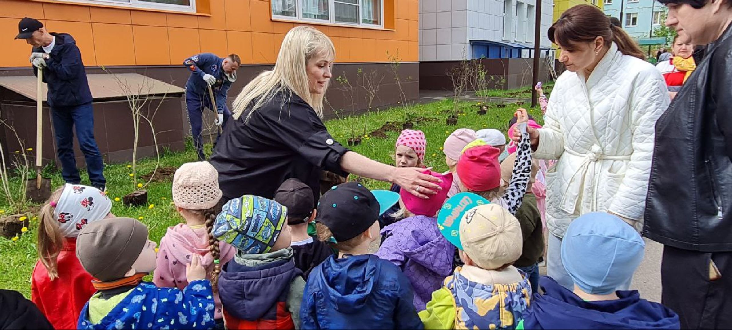 Реутов, образование, традиции, посадка кустарников, аллея выпускников,