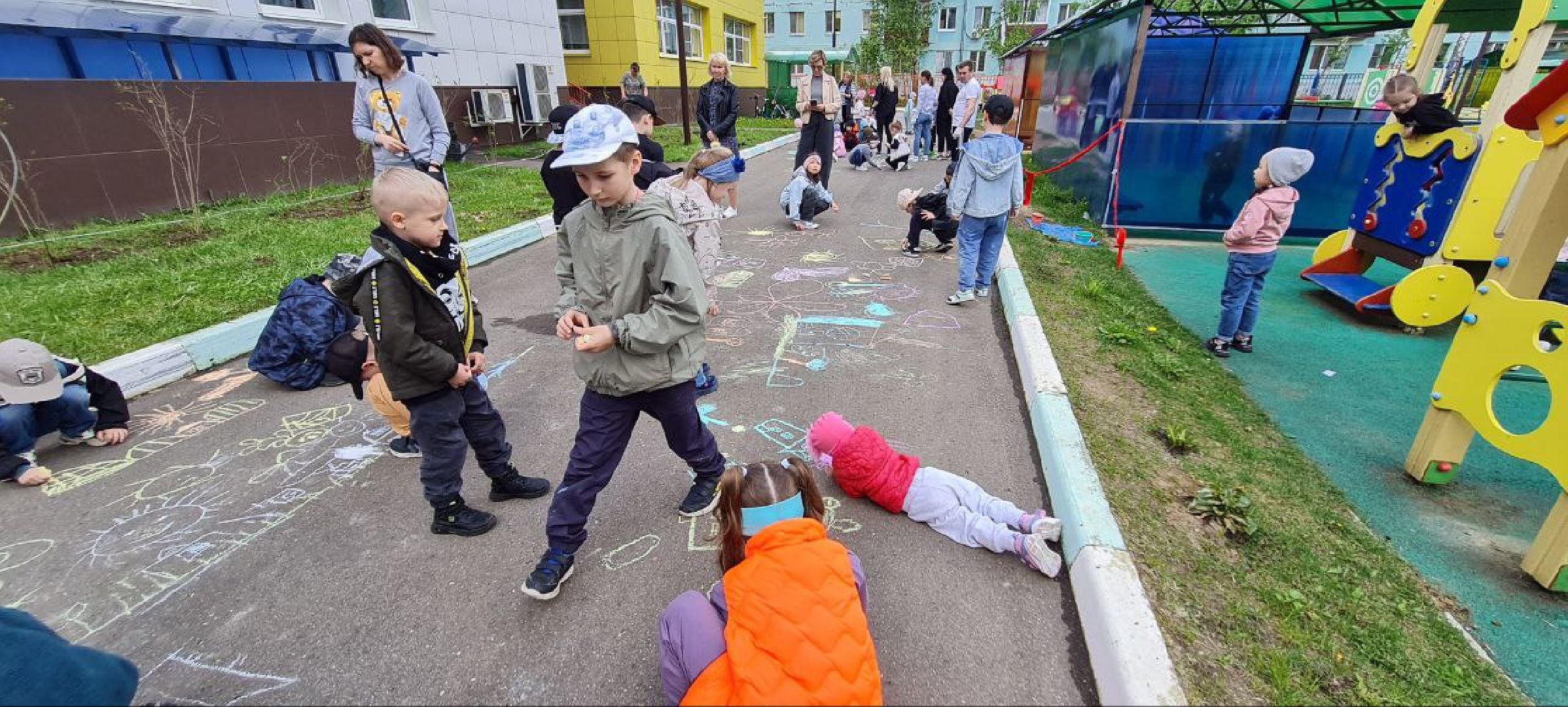 Реутов, образование, традиции, посадка кустарников, аллея выпускников,