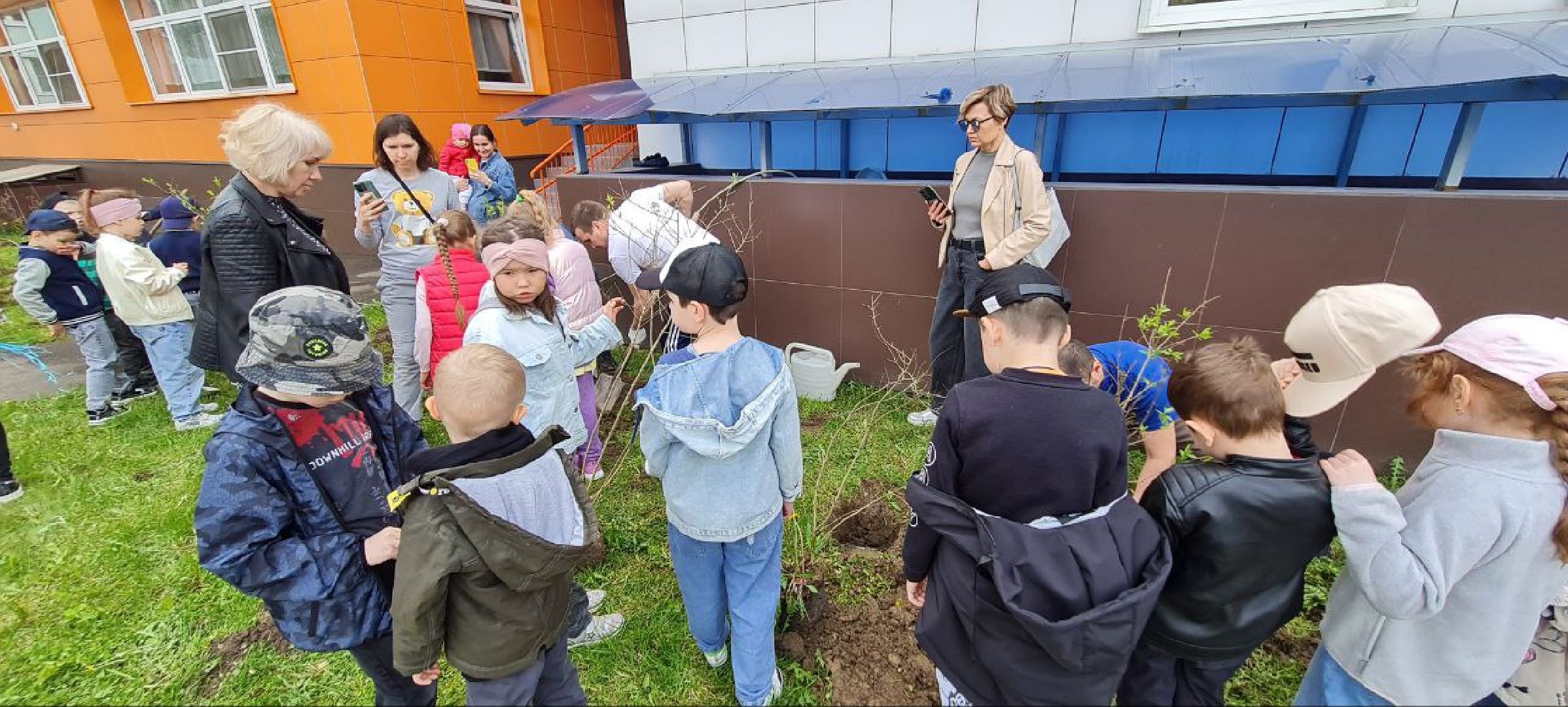 Реутов, образование, традиции, посадка кустарников, аллея выпускников,