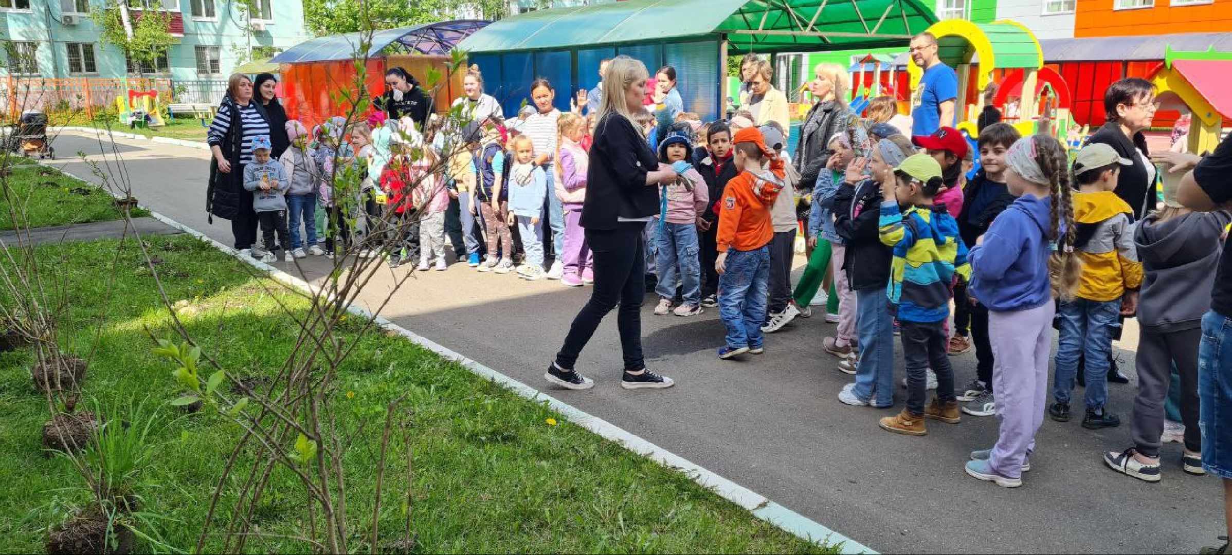 Реутов, образование, традиции, посадка кустарников, аллея выпускников,