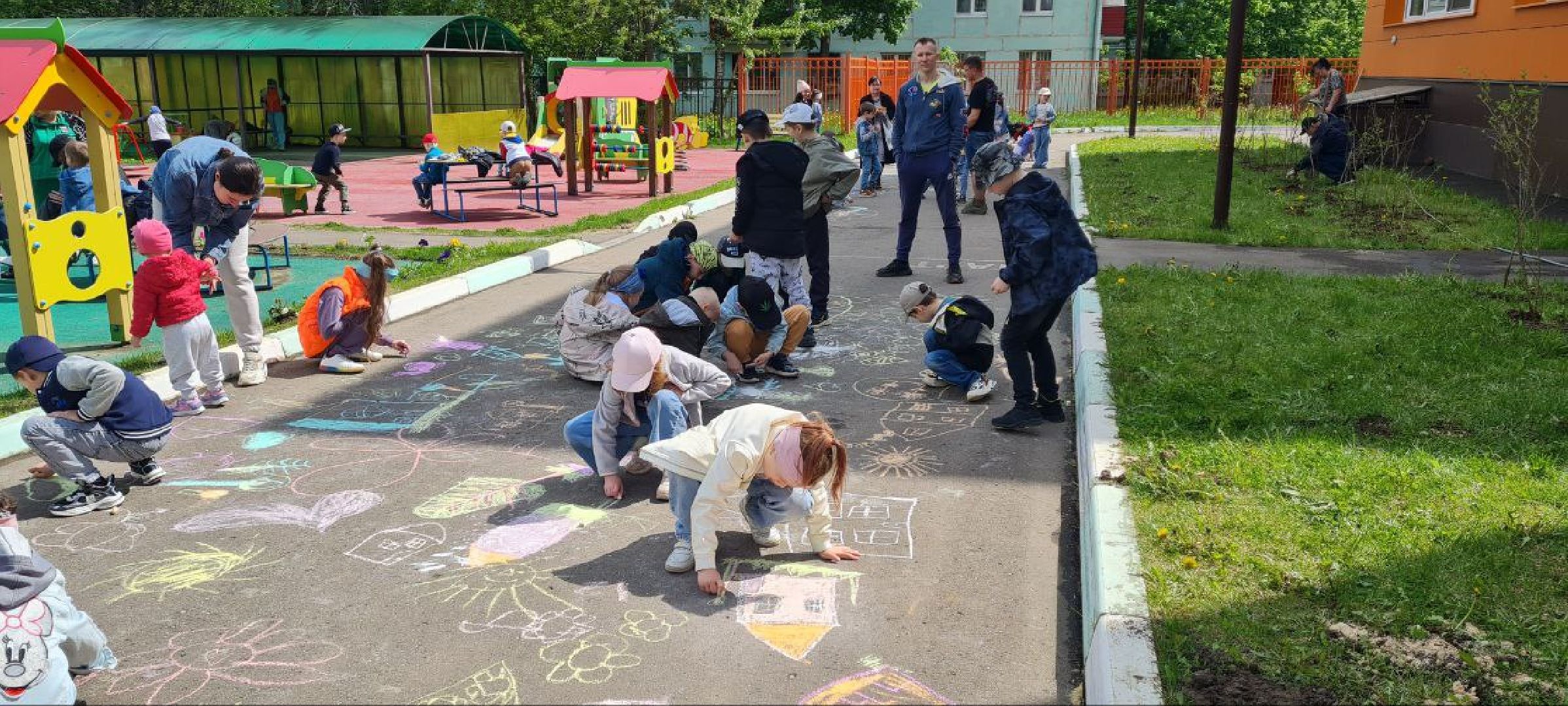 Реутов, образование, традиции, посадка кустарников, аллея выпускников,