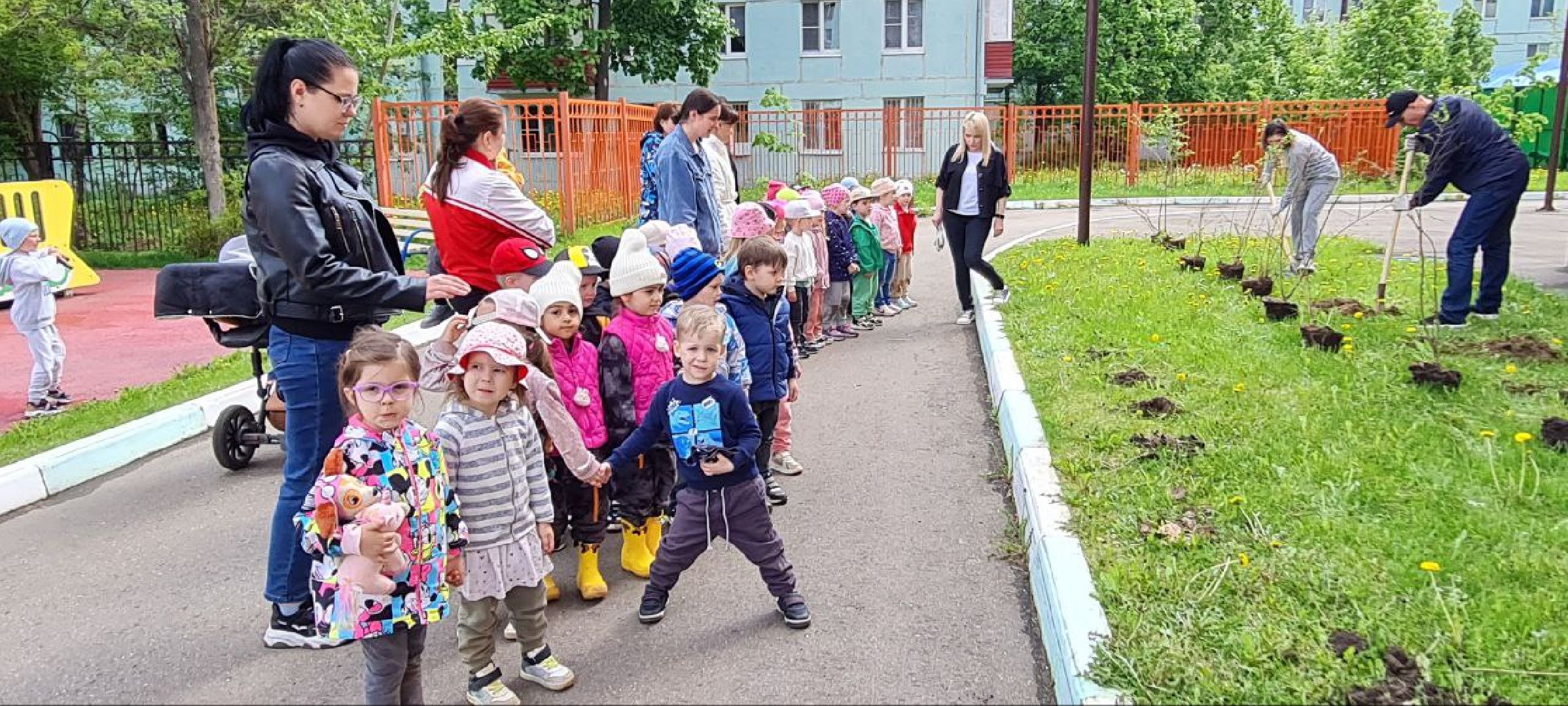 Реутов, образование, традиции, посадка кустарников, аллея выпускников,
