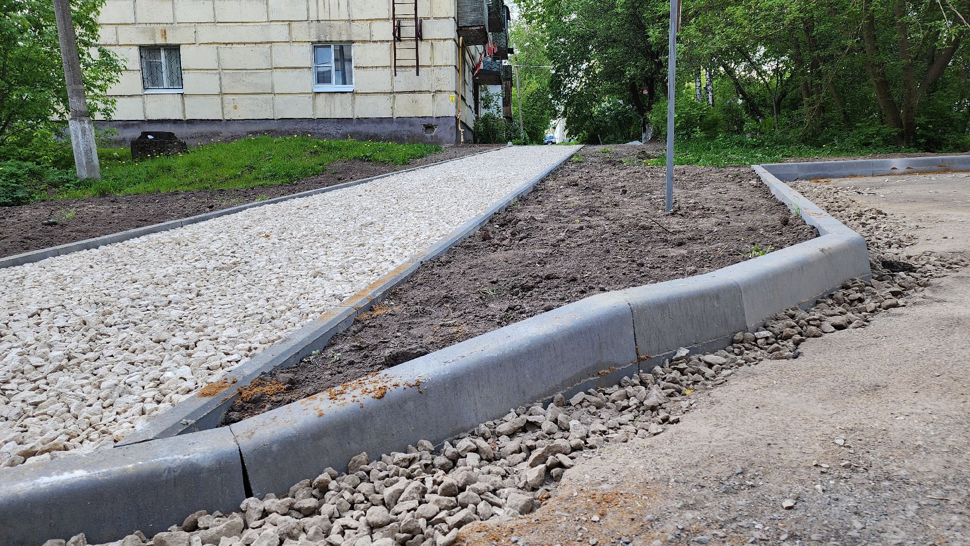 кашира, ул садовая, ул московская, благоустройство двора, парковки, тротуар, бордюрный камень,