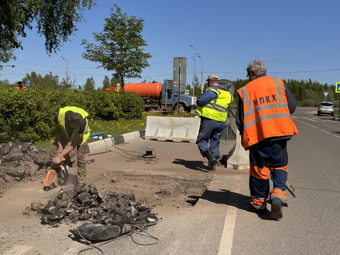 шаховская, замена люка, коммунальная служба,