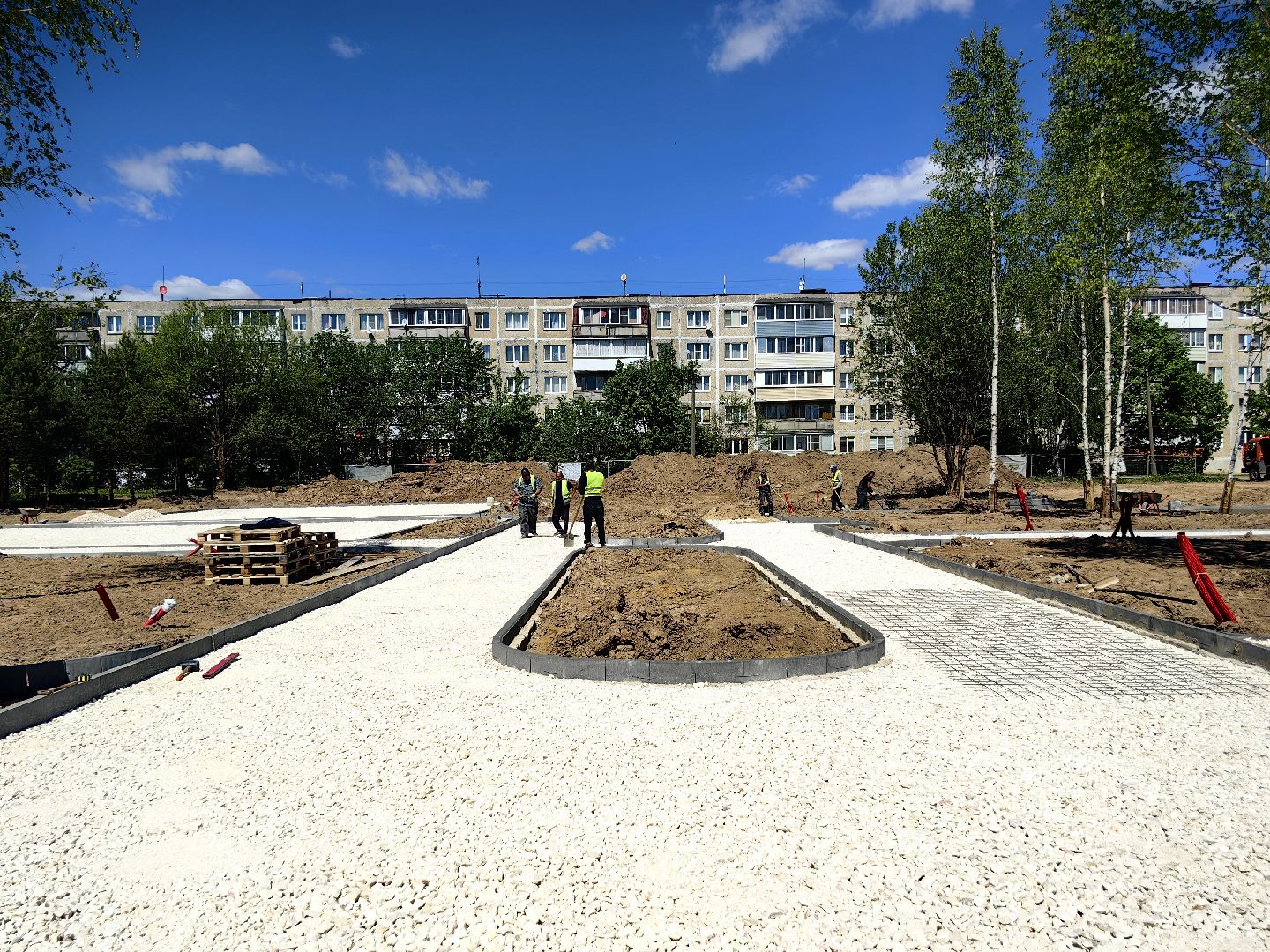 сквер, благоустойство, Фряново, бригада рабочих, техника, воркаут, сцена,