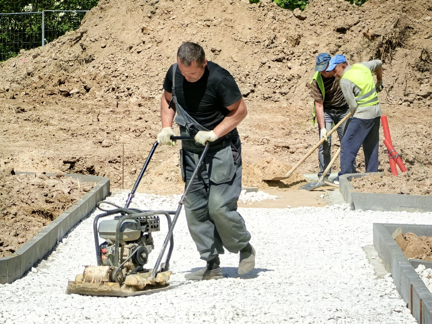 сквер, благоустойство, Фряново, бригада рабочих, техника, воркаут, сцена,
