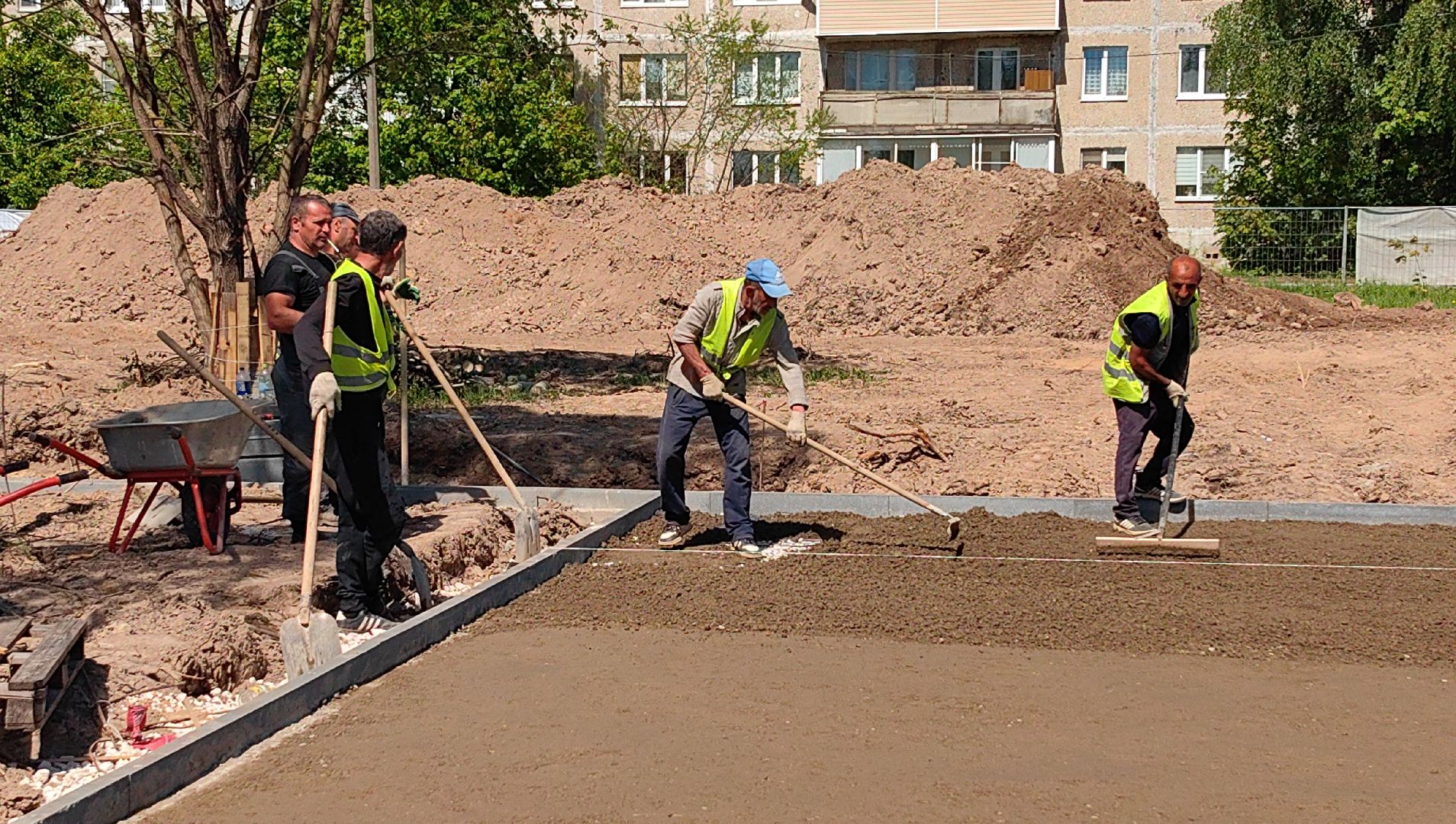 сквер, благоустойство, Фряново, бригада рабочих, техника, воркаут, сцена,