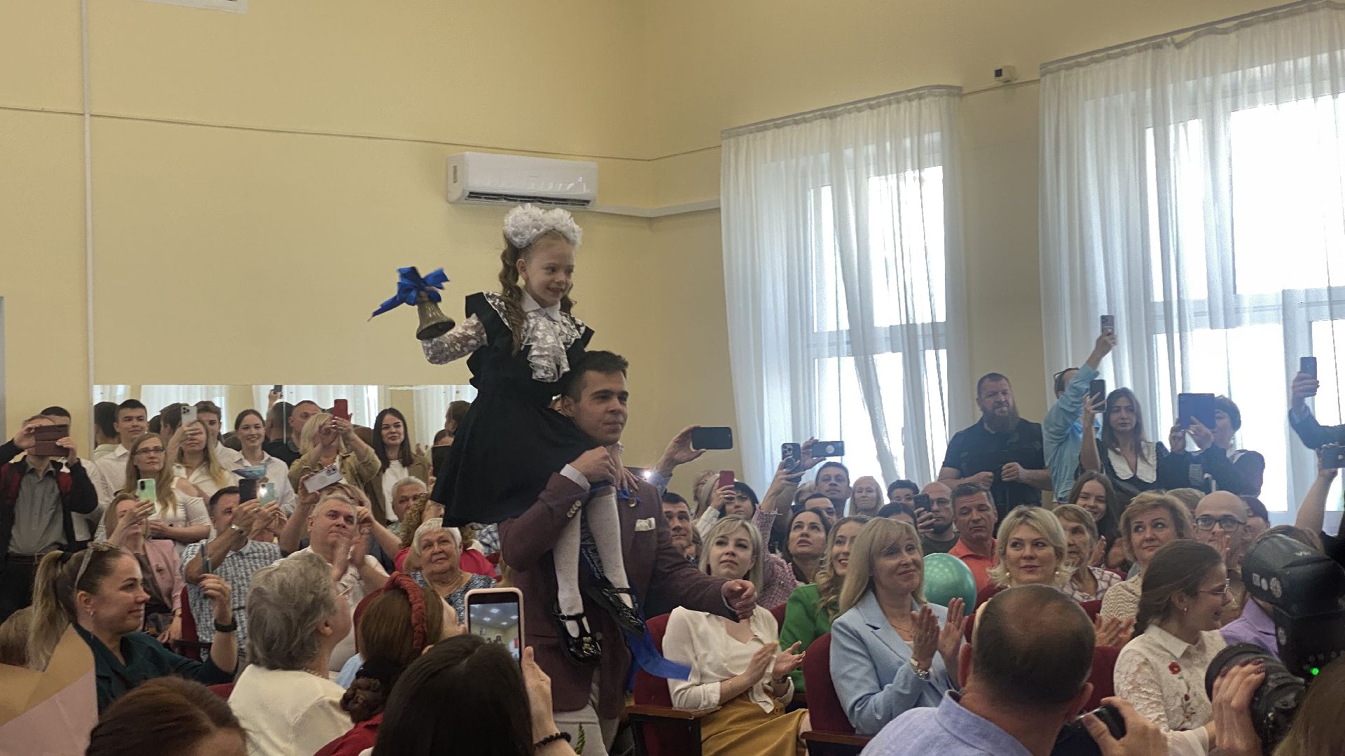 последний звонок, выпускник 2024, вхтл, глава ленинского городского округа, прощание со школой,