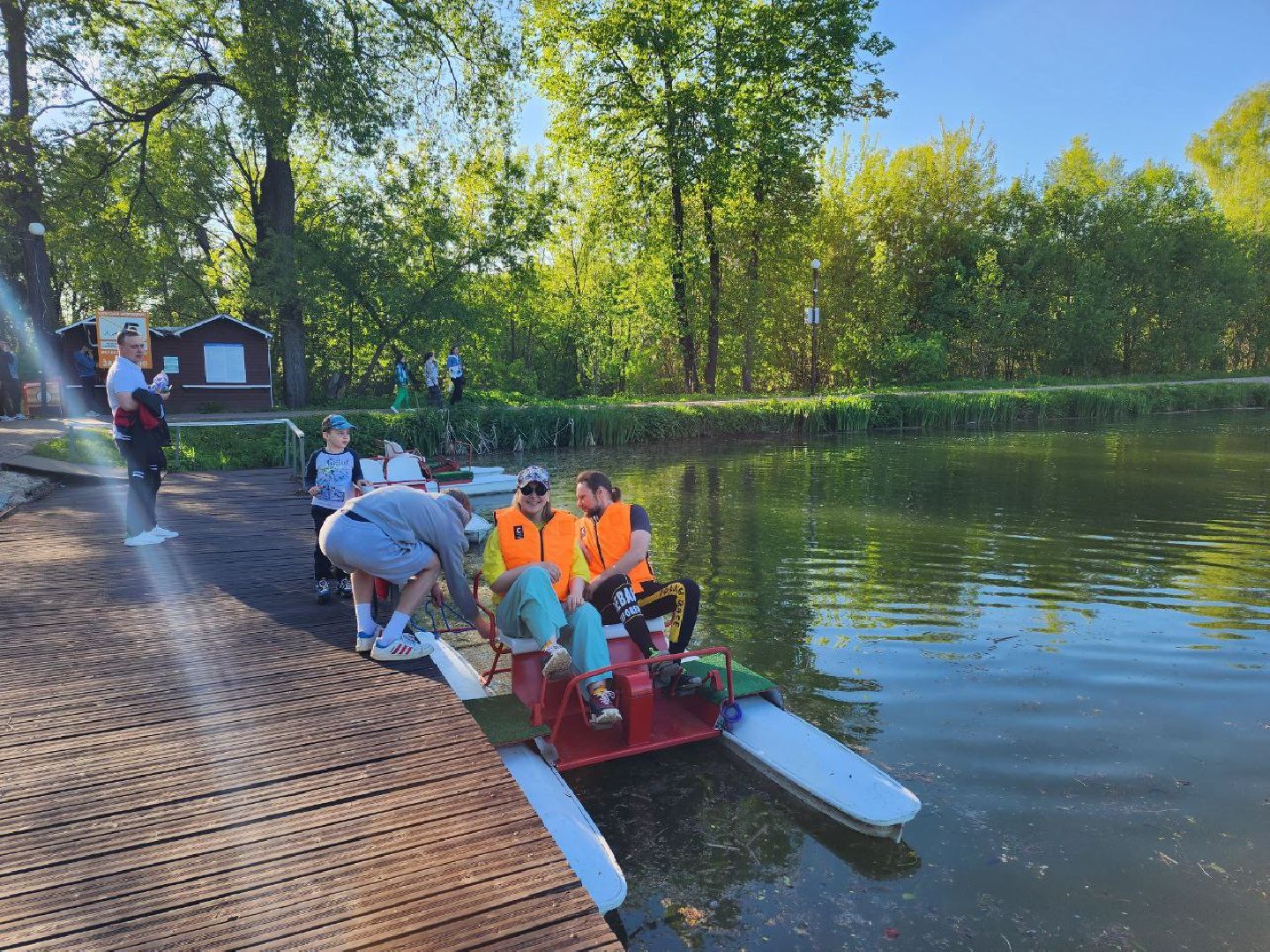 чехов, лето в подмосковье, городской парк, катамаран, жители, отдых,