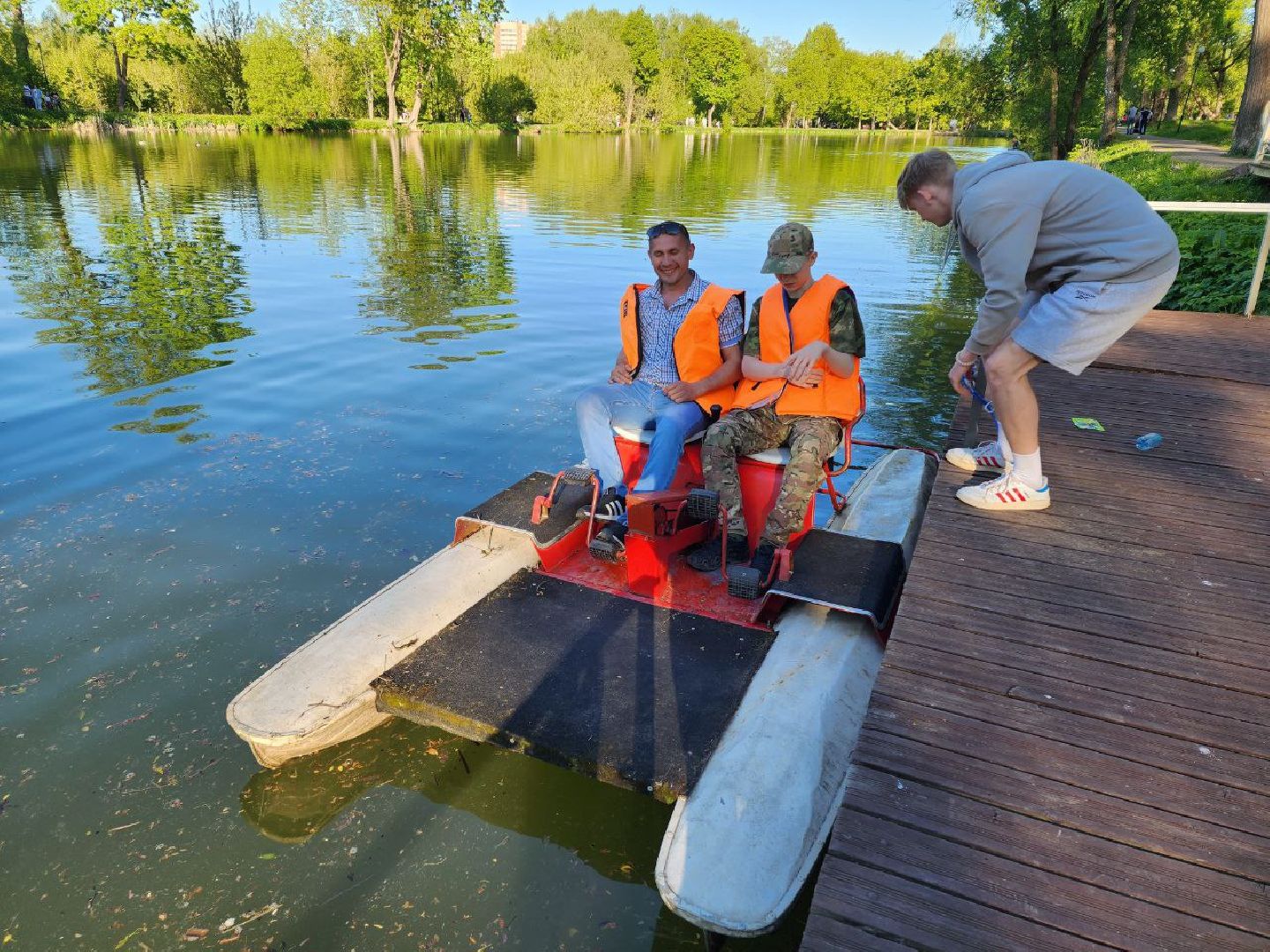 чехов, лето в подмосковье, городской парк, катамаран, жители, отдых,
