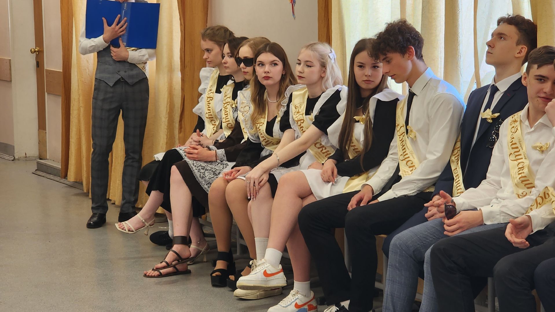 последний звонок, выпускники, борис аубакиров, Ольга алферова, школа 3, управление образования,