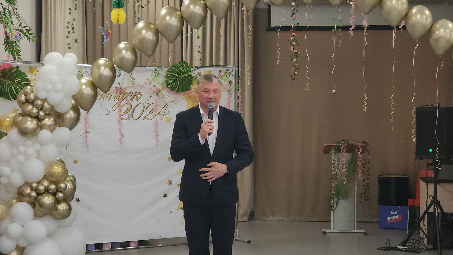 последний звонок, выпускники, борис аубакиров, Ольга алферова, школа 3, управление образования,