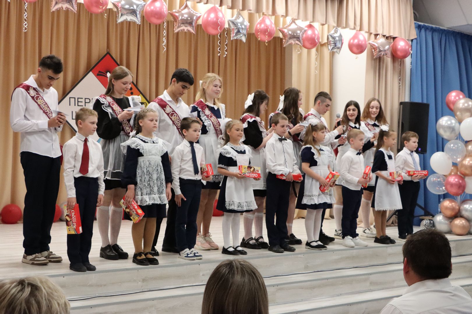 лотошино, лотошинская школа 1, последний звонок, глава муниципалитета, глава округа, образование,