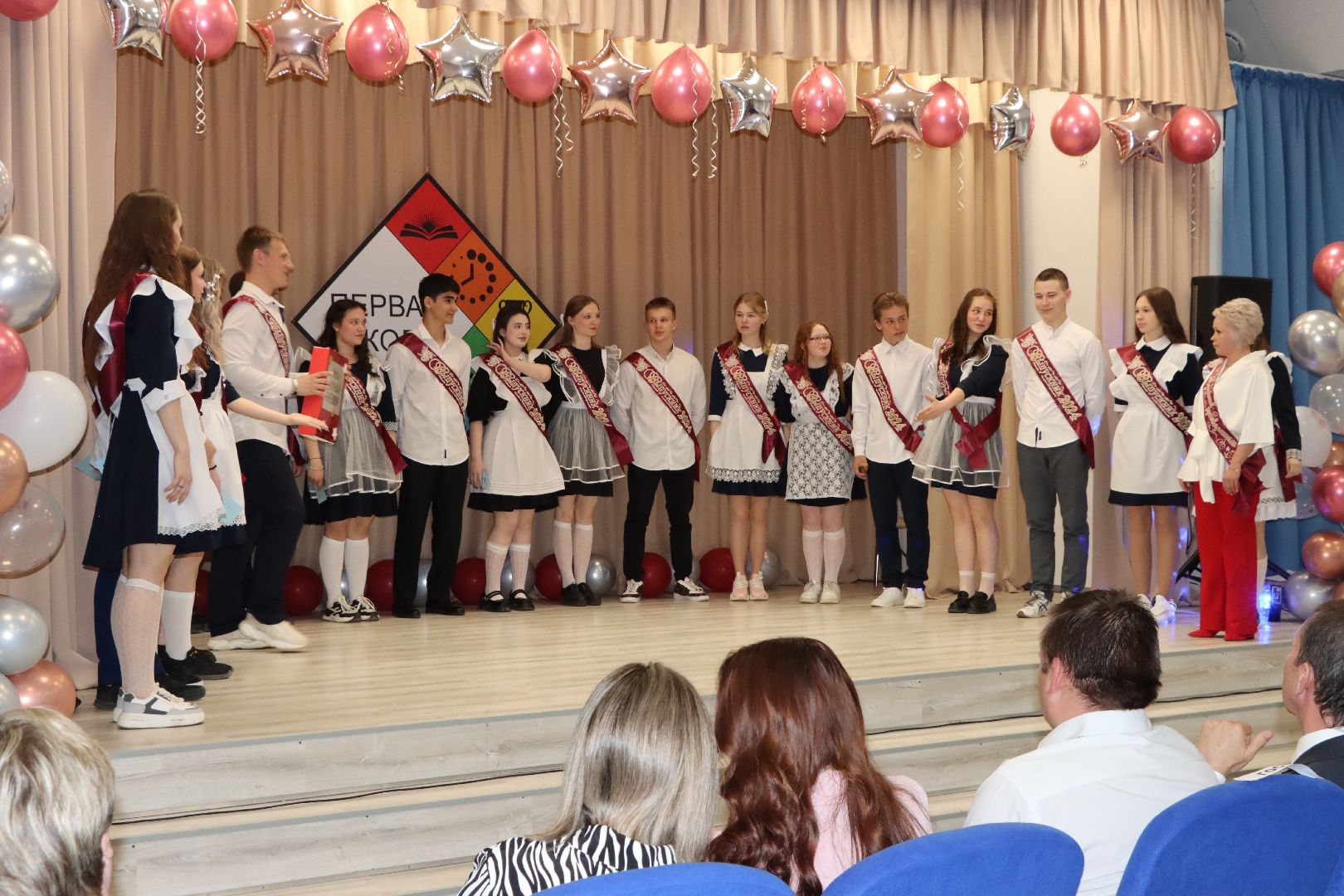 лотошино, лотошинская школа 1, последний звонок, глава муниципалитета, глава округа, образование,